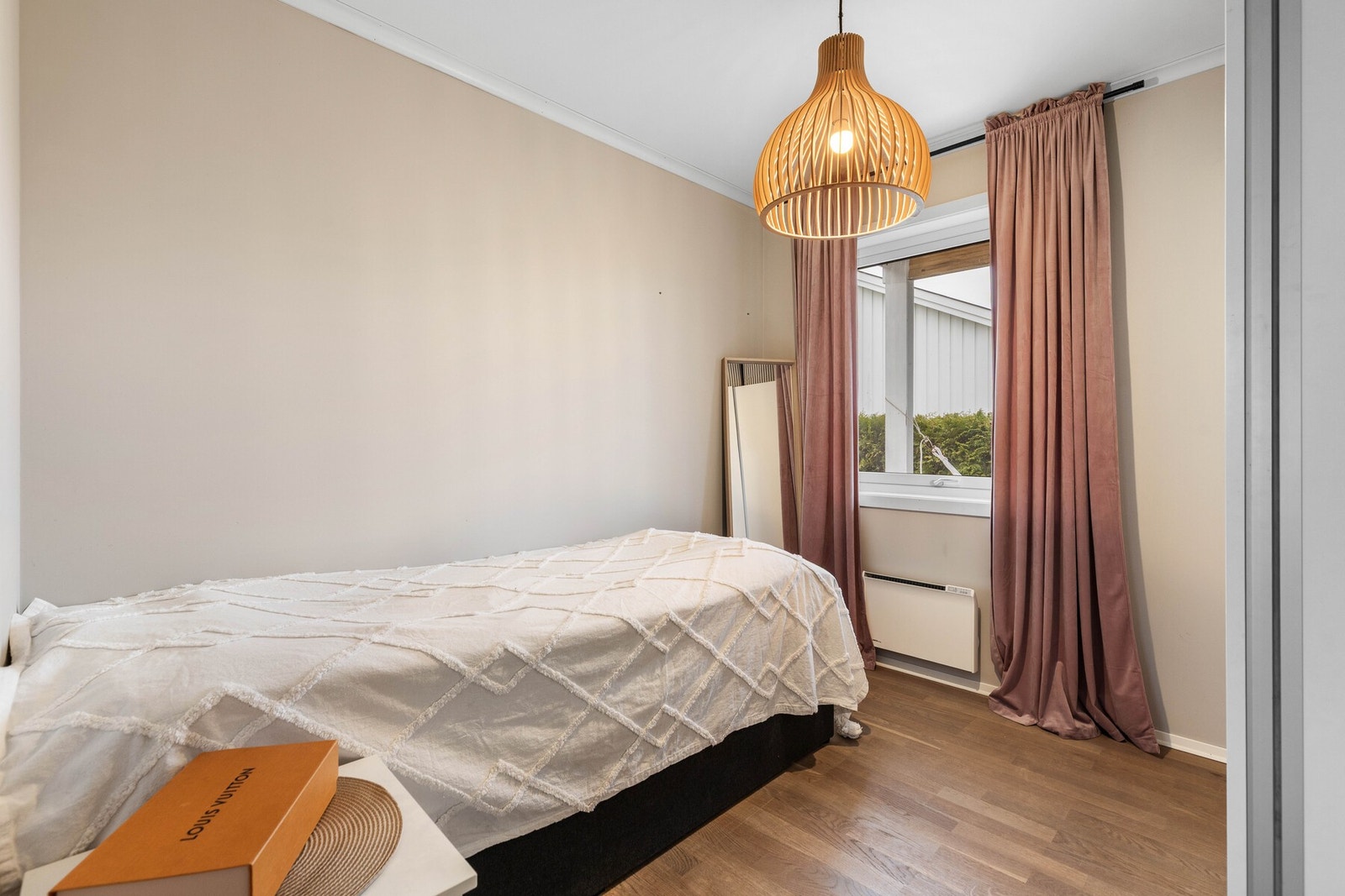 Soverom 3 som ligger i første etasje. Dette soverommet har også tilhørende garderobeskap. Galleribilde