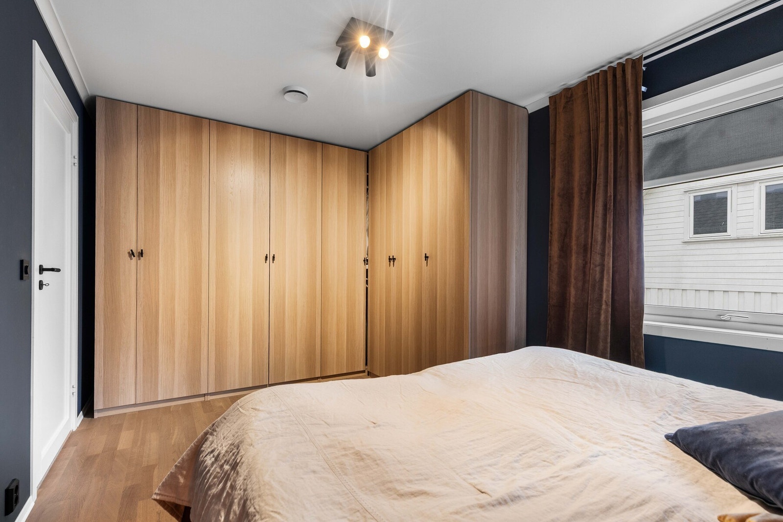 Her er det montert et romslig garderobeskap, samt utvendig screens på vinduet. Galleribilde