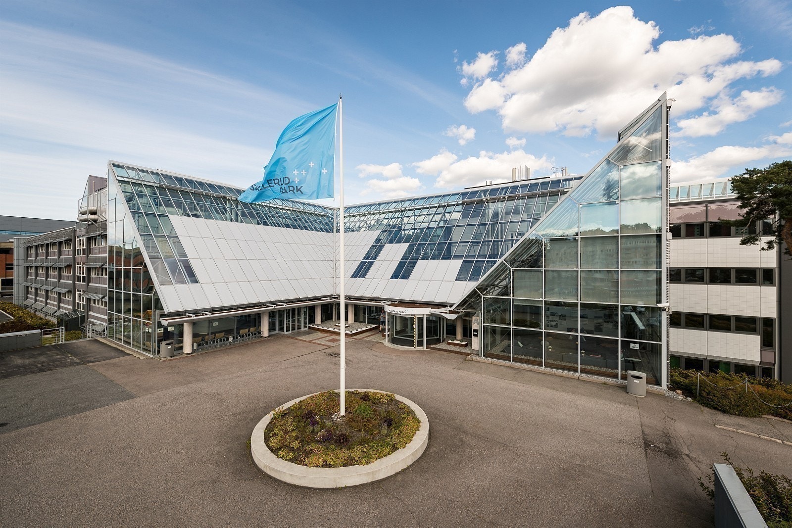 Her får du kort vei til t-bane og buss, samt rikelig med parkeringsplasser. Galleribilde