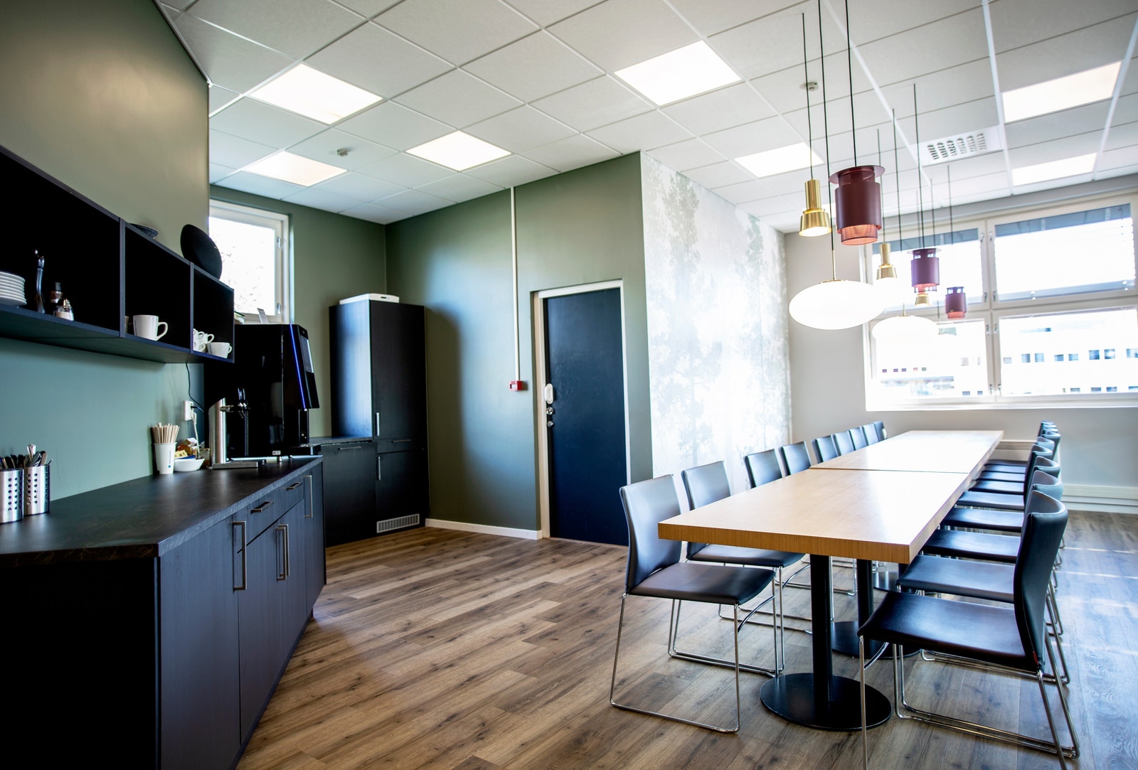 Åpent kjøkken med spiseplass. Fri bruk av kaffe Galleribilde