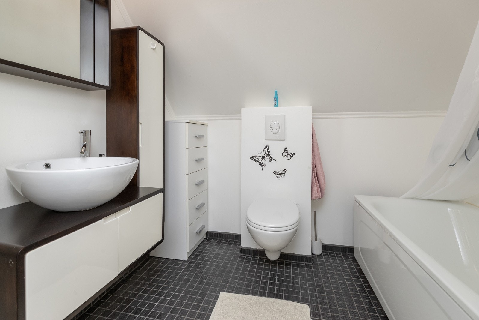 Bad i 2. etg med badekar Galleribilde