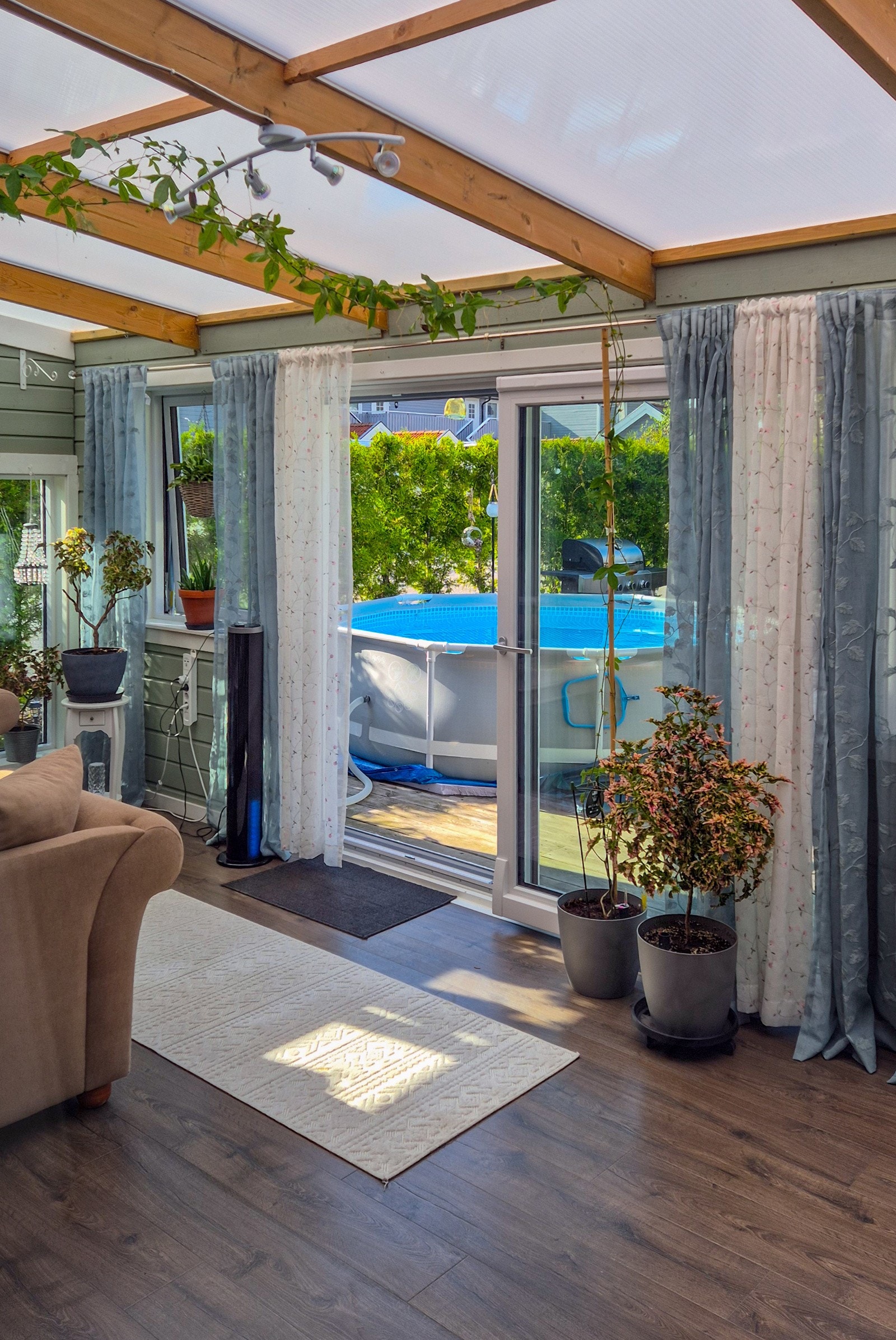 Vinterhage med skyvedører Galleribilde