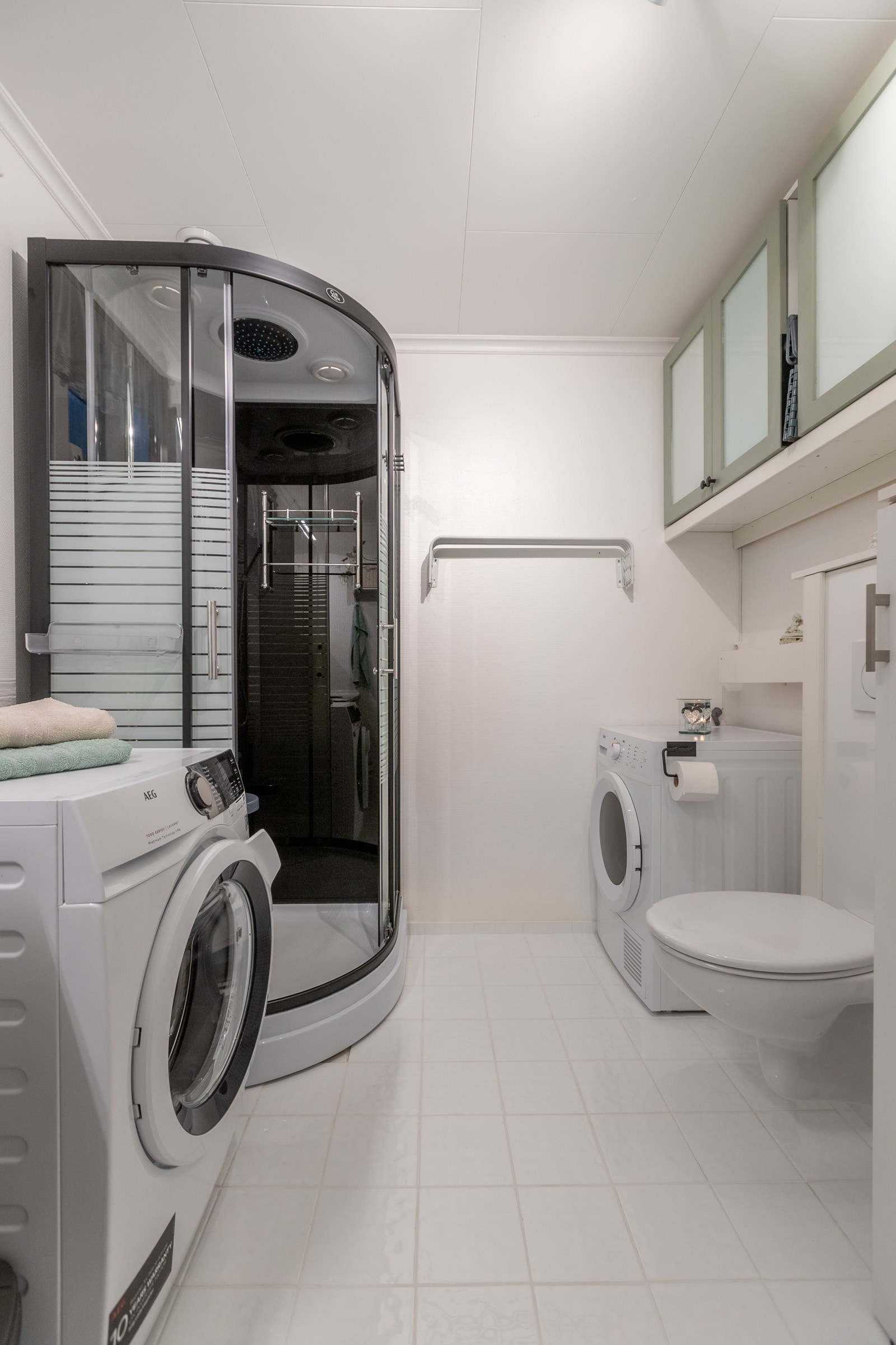 Med dusjkabinett, wo og baderomsinnredning m/ servant Galleribilde