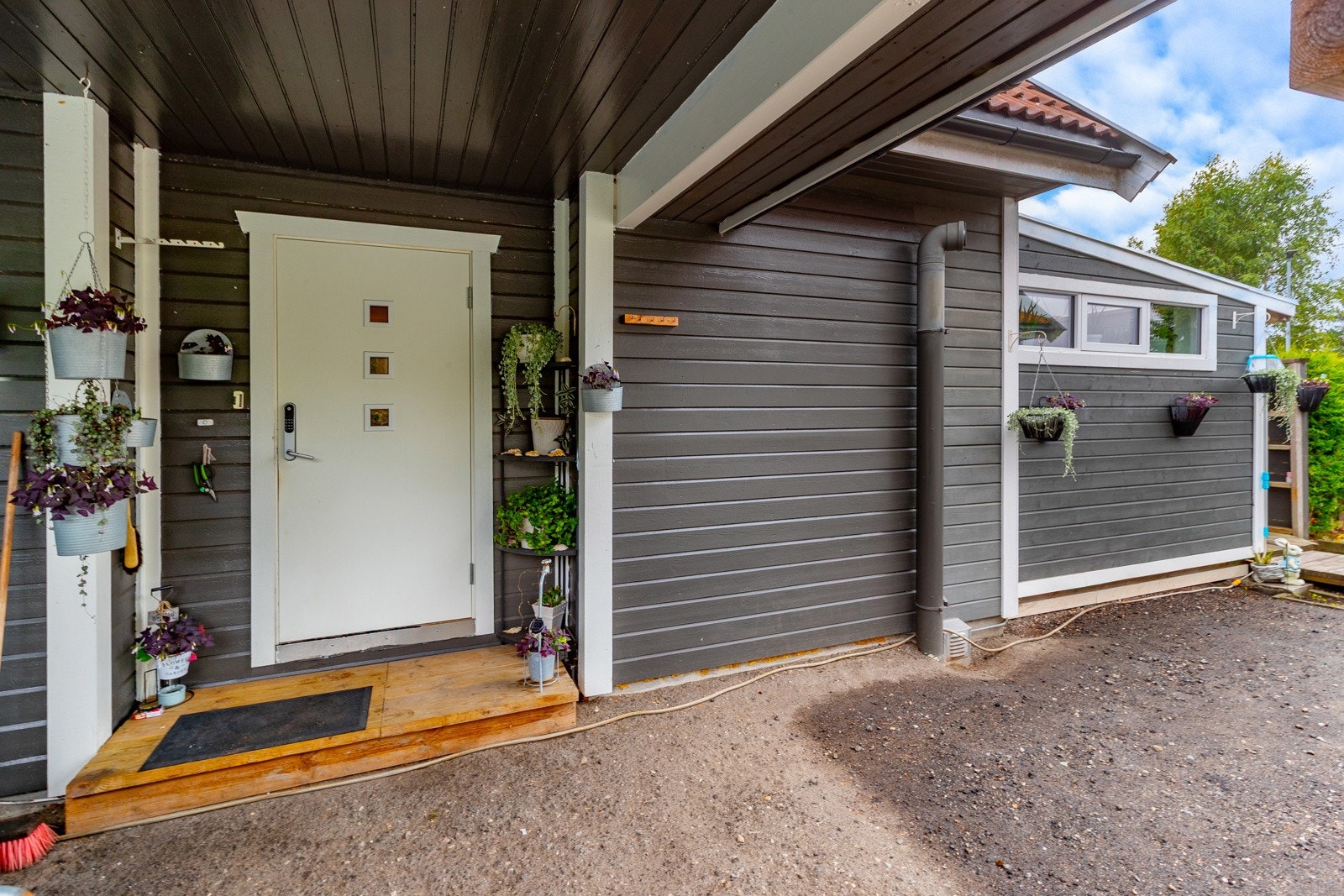 Utgangsdør med overbygget tak Galleribilde