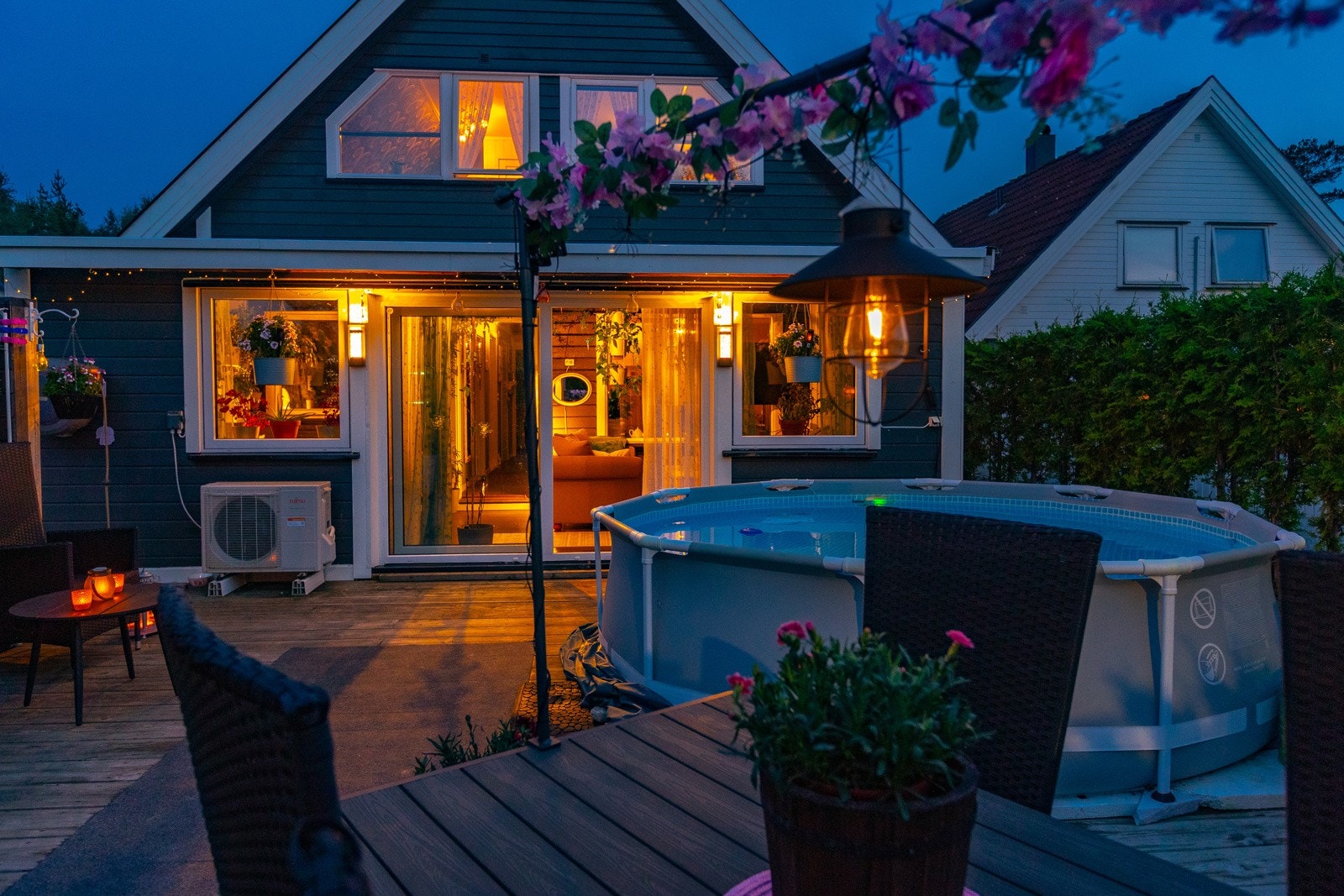 Terrassen er godt skjermet med en hekk som omkranser uteområdet. Plass til basseng. Galleribilde