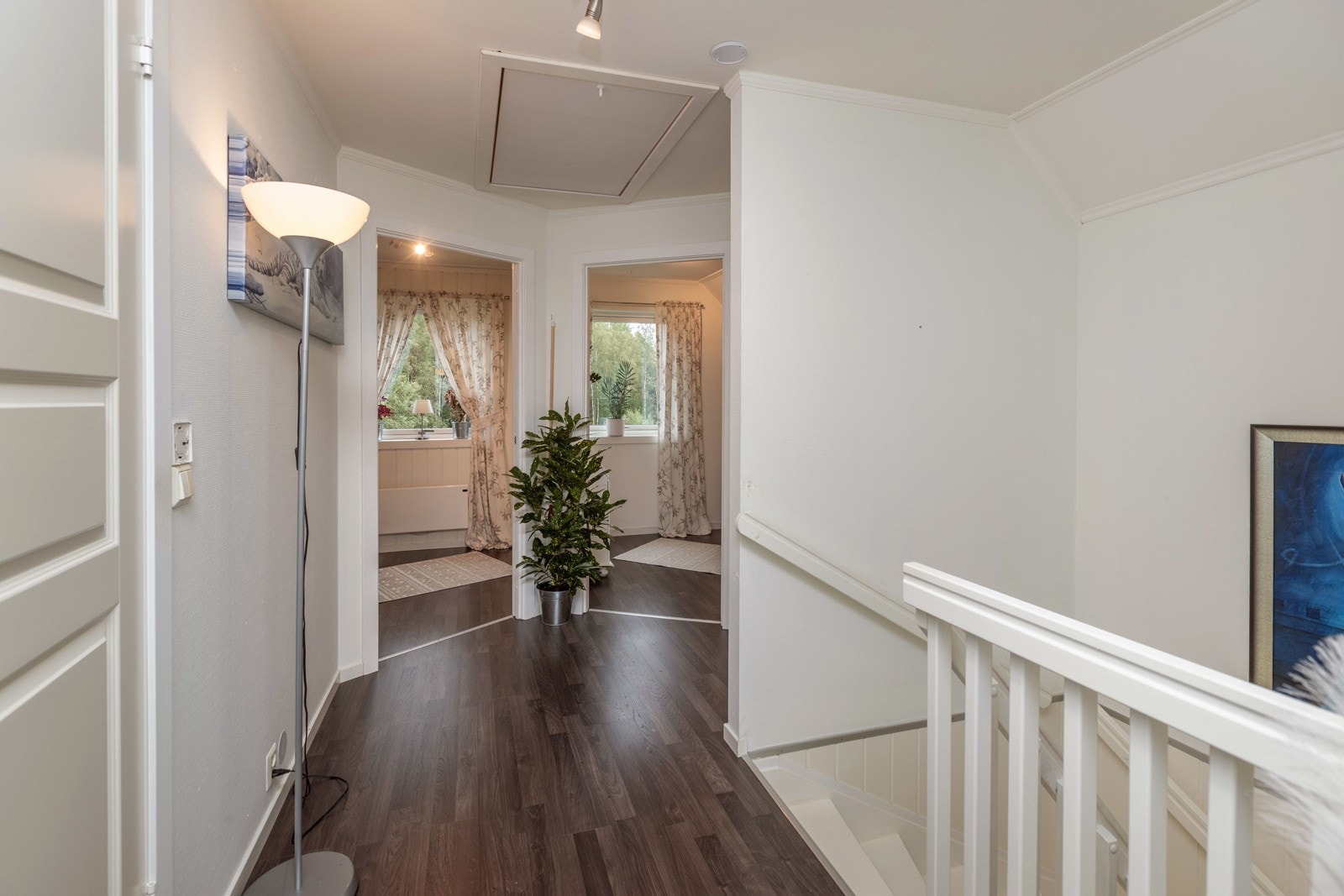 Trapperom i 2. etg. Leder inn til 4 soverom & et bad Galleribilde