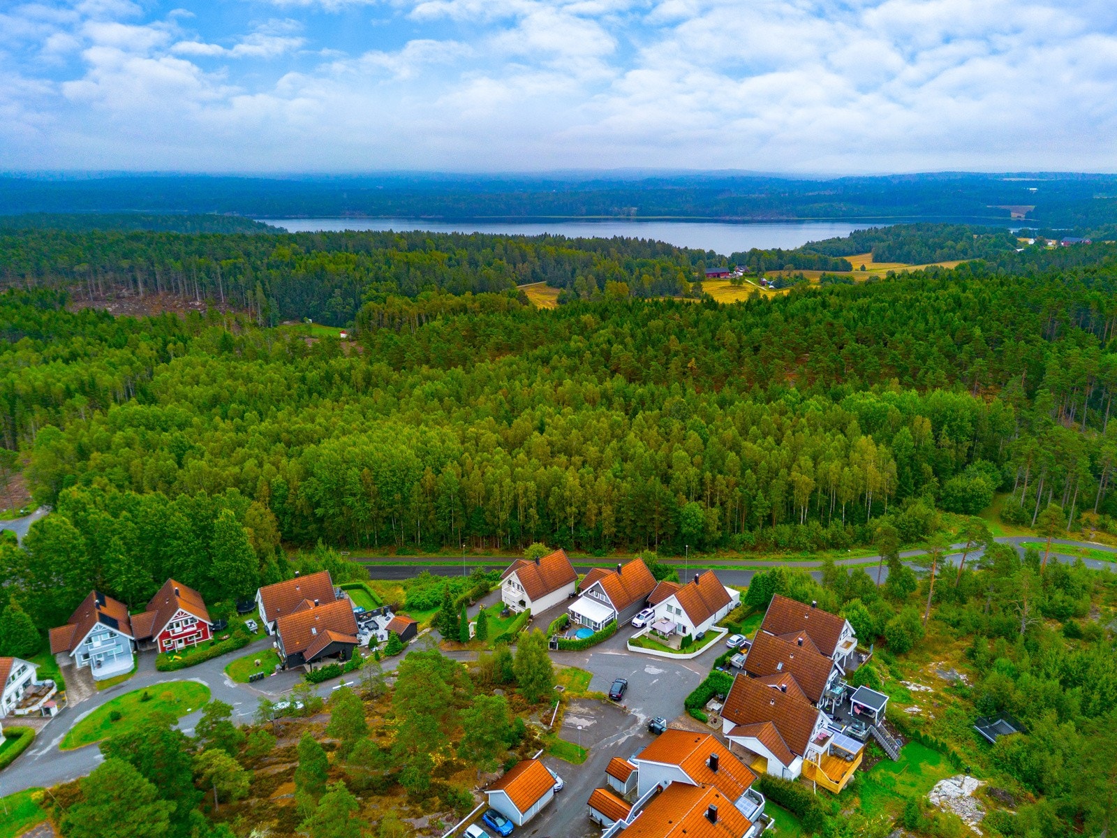 Området er spesielt kjent for å være barnevennlig med beliggenhet i naturskjønne omgivelser. Nærhet til Isesjø & Bodalsstranda, samt flotte turstier rett nedenfor eiendommen Galleribilde