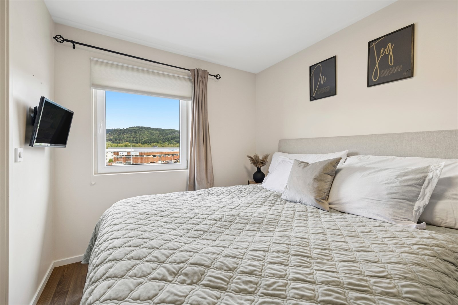 Hovedsoverom malt i en moderne og tidsriktig lun farge Galleribilde