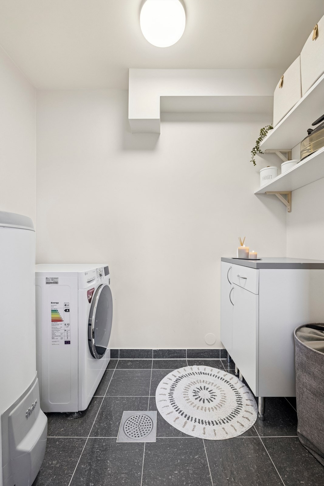 Bod/ teknisk rom som inneholder blant annet lagringsplass, varmtvannsbereder, rørskap og opplegg til vaskemaskin Galleribilde