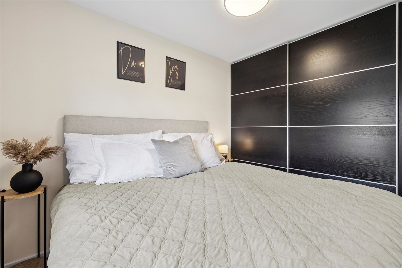 Hovedsoverommet har skyvedørsgarderobe for oppbevaring. Plass til dobbeltseng og nattbord Galleribilde