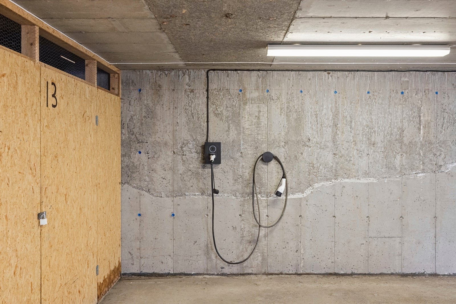 Medfølger to parkeringsplasser i garasjekjeller. En p-plass har installert el billader. Gjesteparkering utendørs. Galleribilde