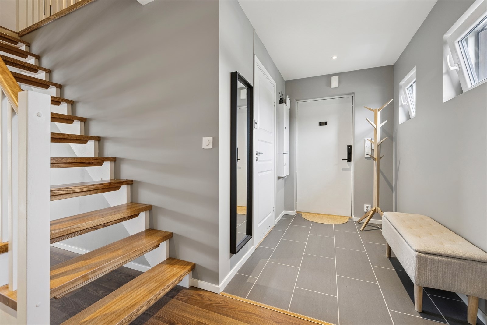 Her ønskes du velkommen inn i en lys og trivelig entrè med plass til å henge fra deg yttertøy Galleribilde