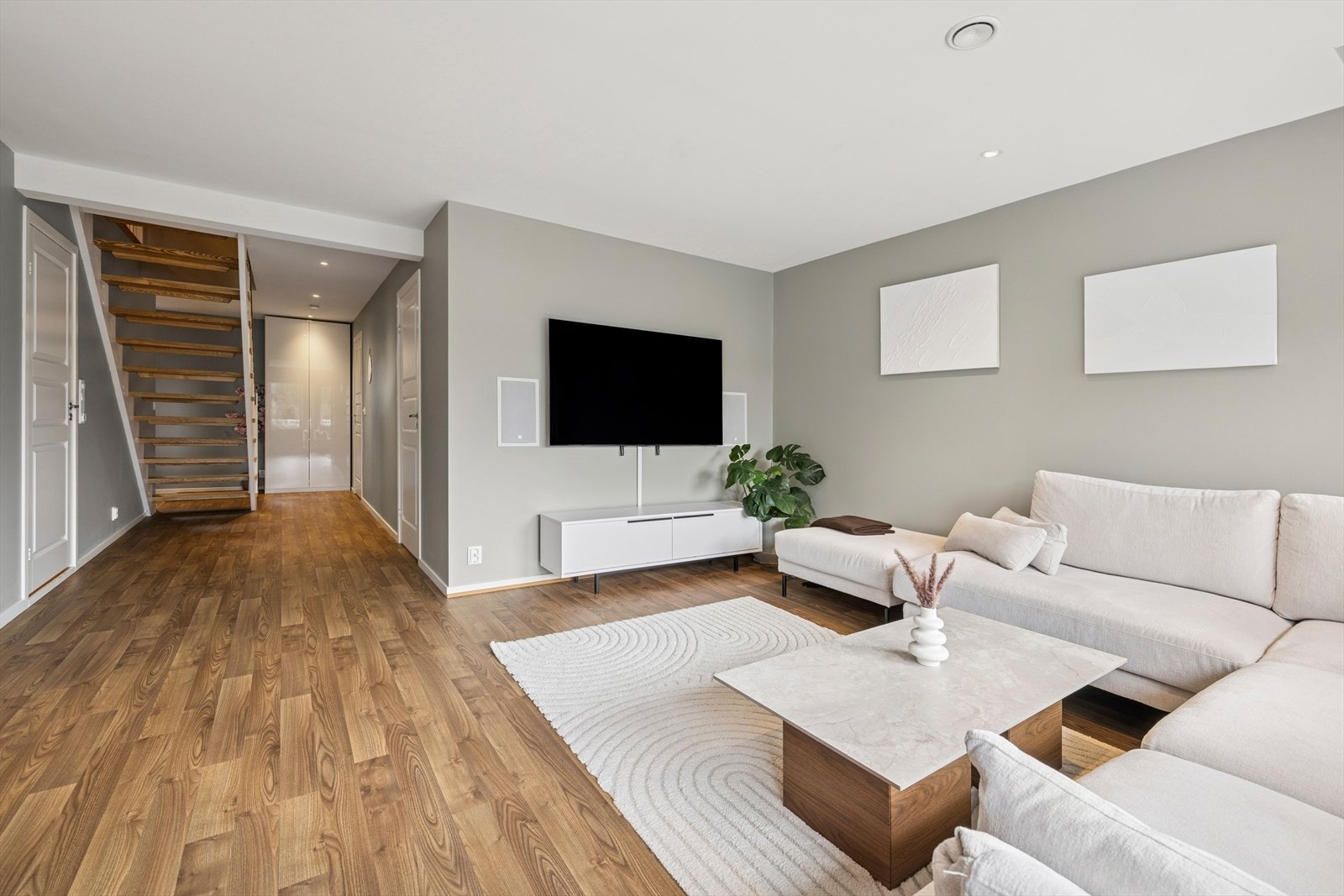 I stuen er det integrerte høyttalere Galleribilde