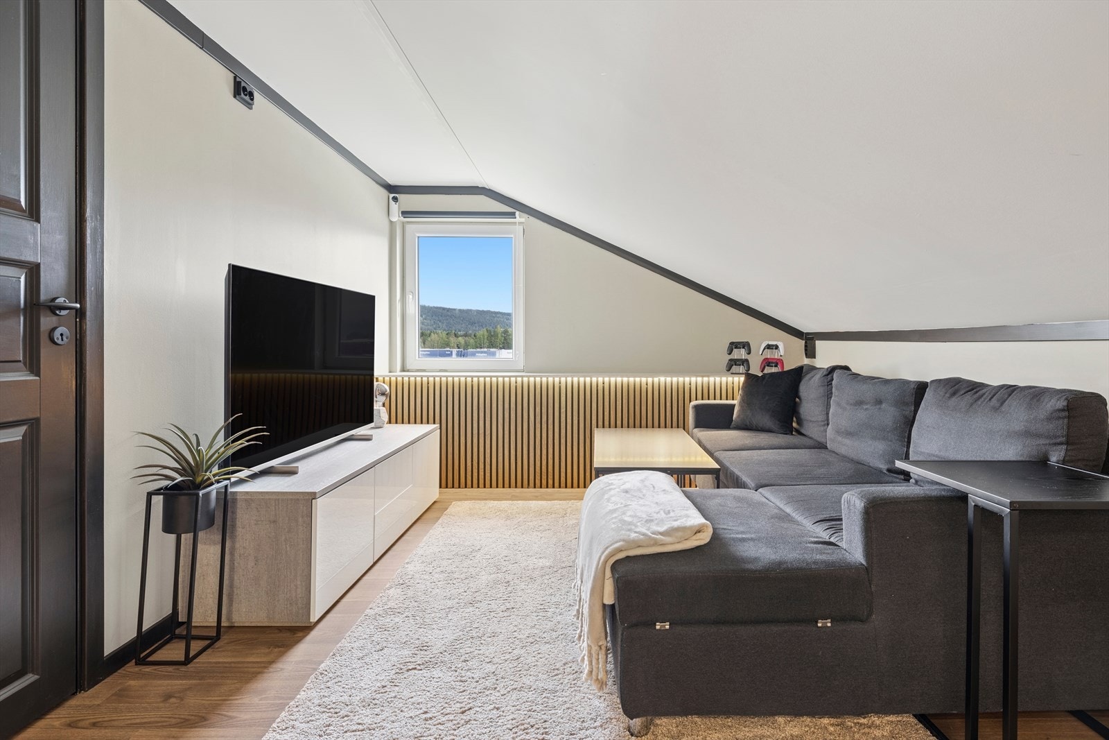 Loftsetasjen er innredet med stue og kontor. Denne etasjer inngår ikke i godkjente tegninger og dermed ikke godkjent for bruk, se pkt. ferdigattest Galleribilde