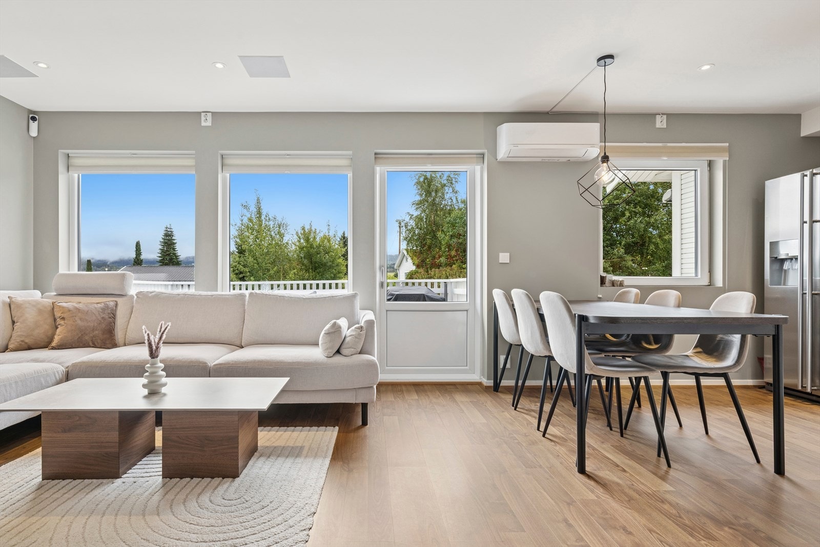 Fra stuen er det utgang til solrik balkong. Varmepumpe for oppvarming på kjølige dager Galleribilde