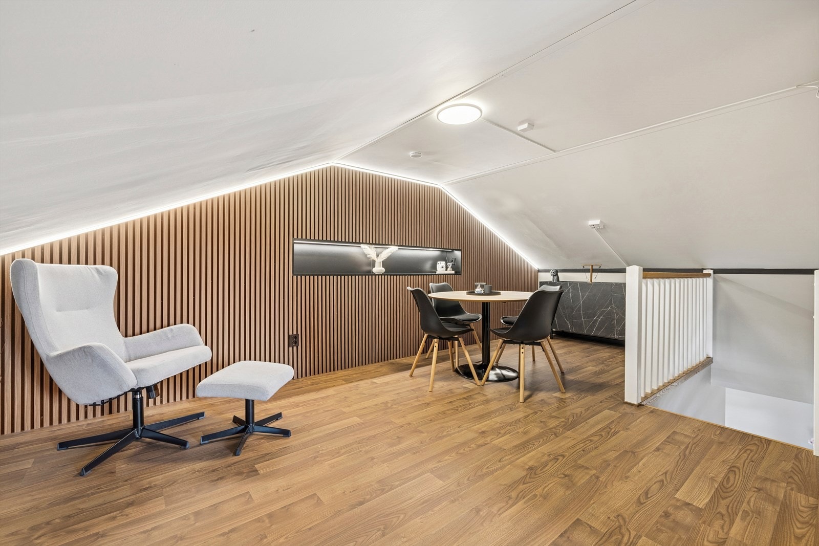 Loftsetasjen er innredet med stue og kontor. Denne etasjer inngår ikke i godkjente tegninger og dermed ikke godkjent for bruk, se pkt. ferdigattest Galleribilde