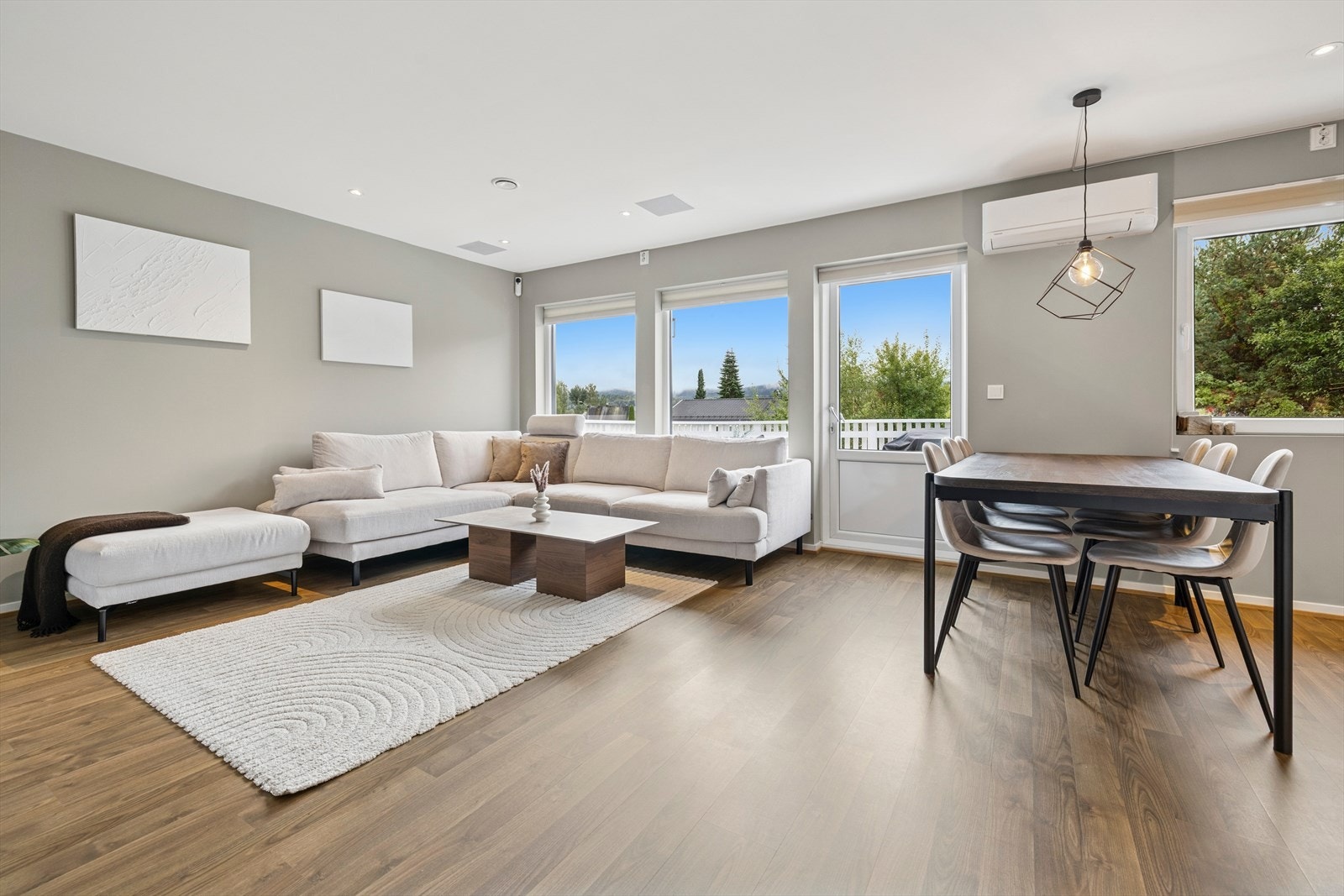 Stuens planløsning gir deg god plass til det du måtte ønske av møbler slik som sofagruppe og tilhørende møblement Galleribilde