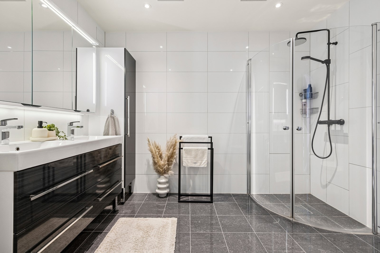 Lekkert og moderne bad med elektrisk gulvvarme. Fliser på gulv og vegger Galleribilde