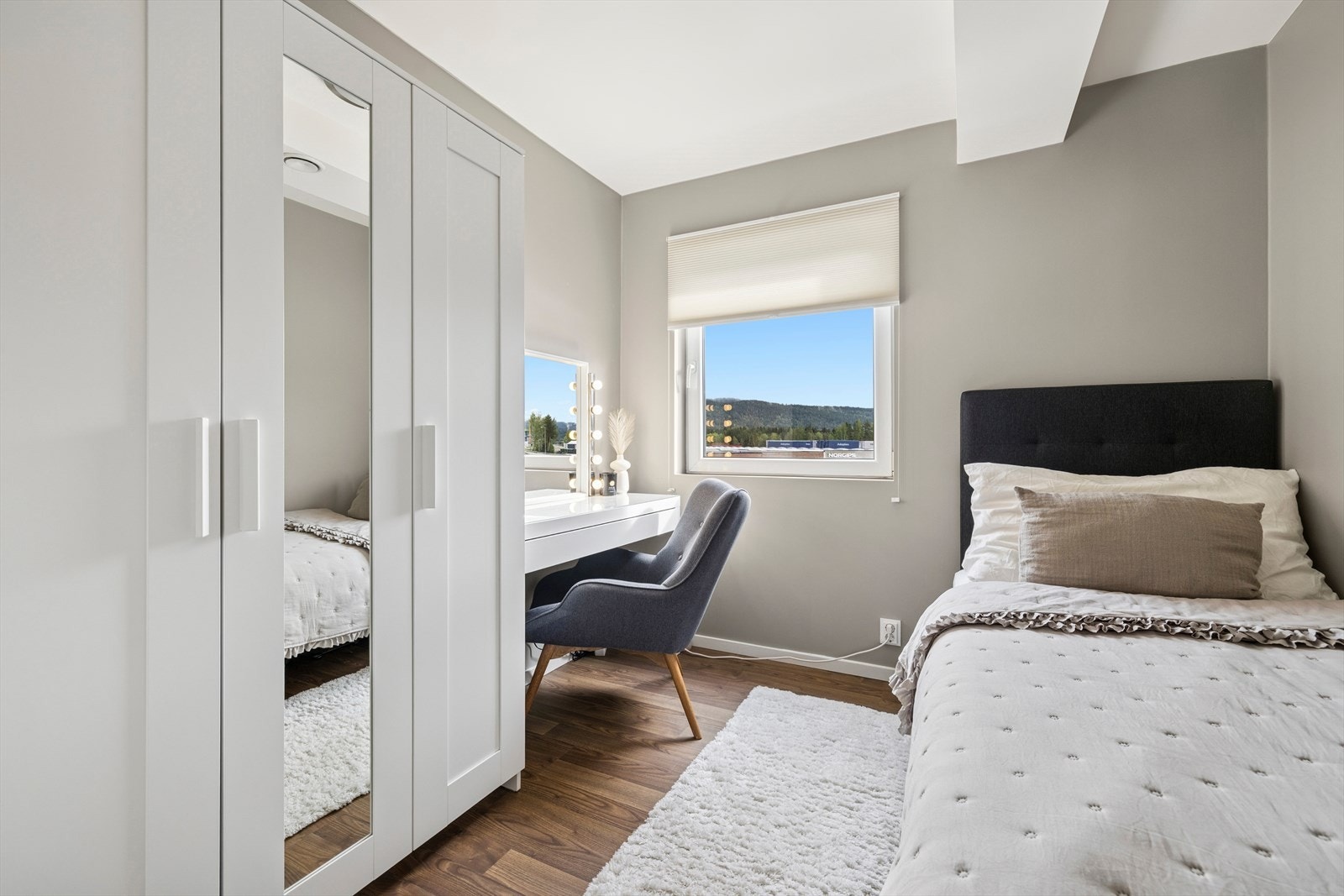 Soverom 2. Rommet har plass til seng, garderobeskap og tilhørende møblement. Soverom 2 er også malt i en lun farge Galleribilde