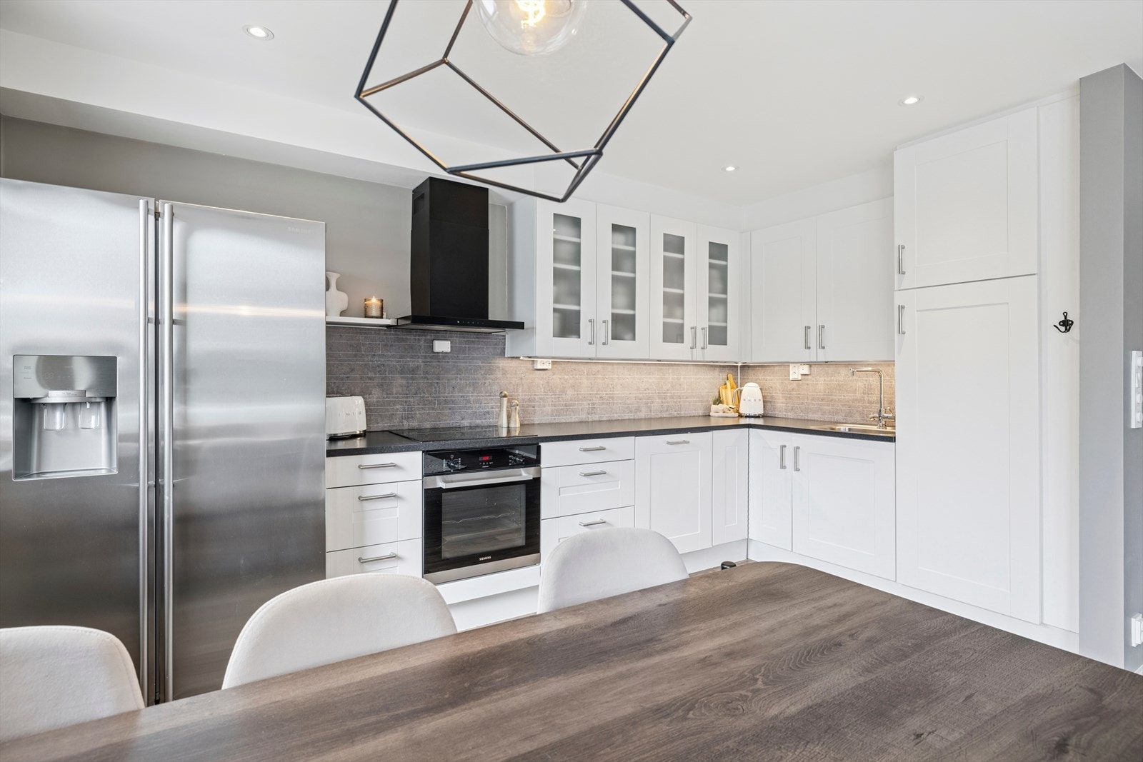 Kjøkkenet er utstyrt med integrerte hvitevarer som komfyr, induksjonstopp, oppvaskmaskin og kjøkkenventilator. Det er plass til frittstående hvitevarer som kjøl/frys. Galleribilde