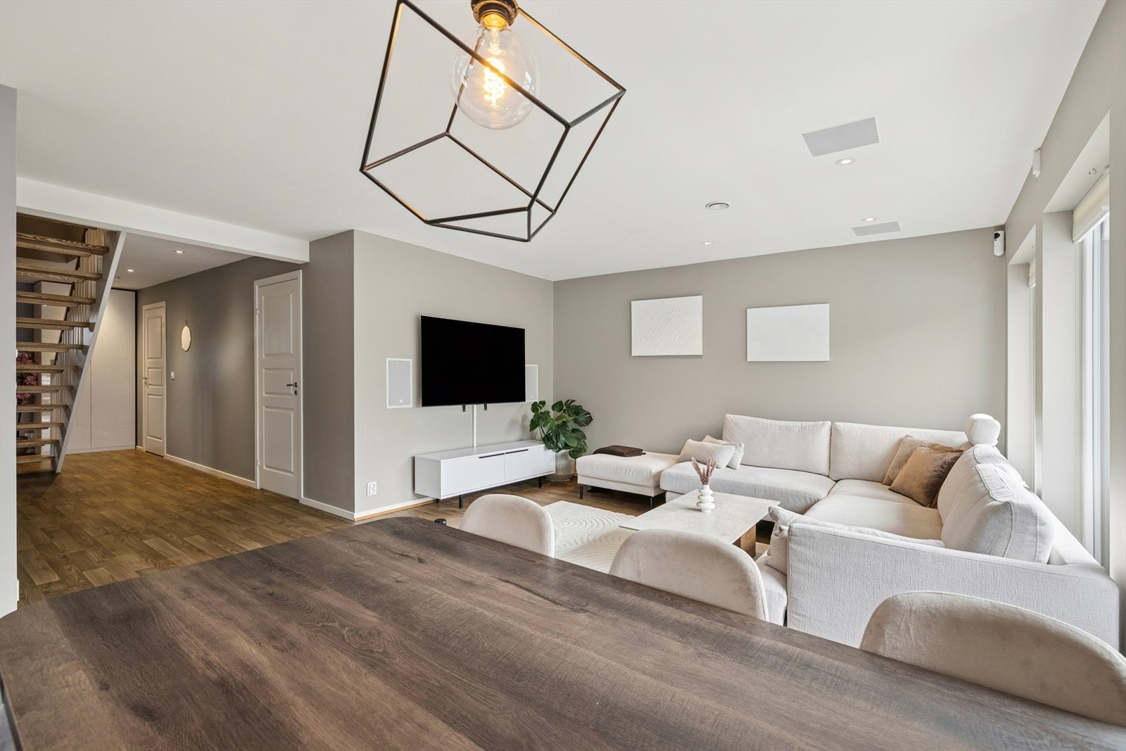 Åpen løsning gjør rommet luftig, sosialt og gir en god romfølelse Galleribilde