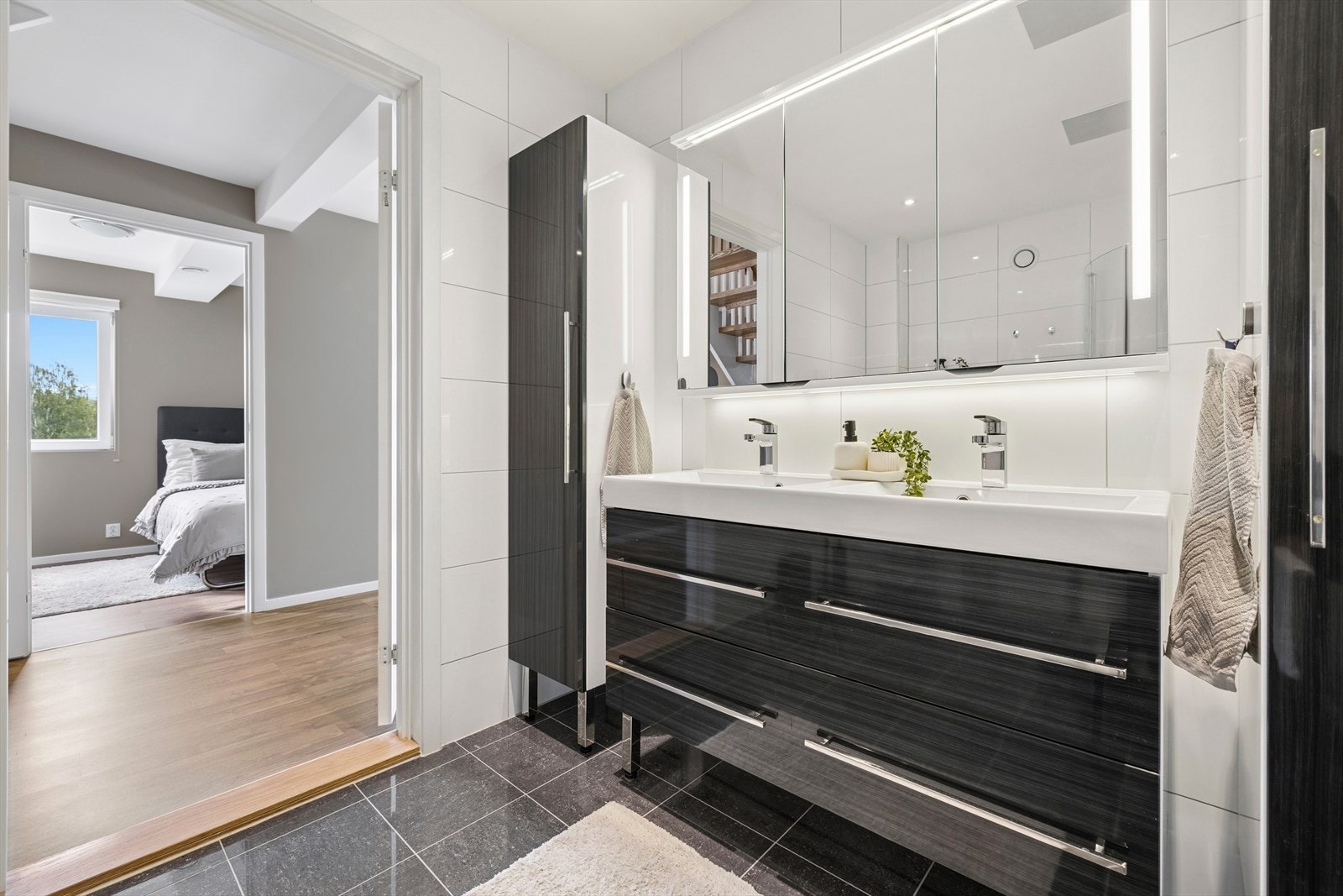 Baderommet har downlights i tak og mekanisk avtrekk Galleribilde