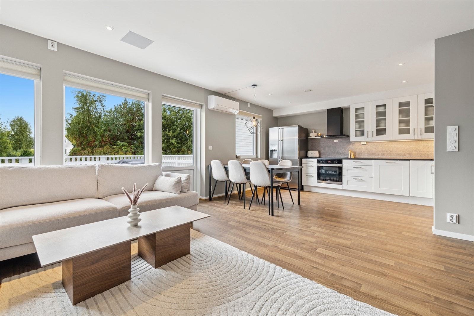 De store vindusflatene slipper forøvrig inn rikelig med naturlig lys på dagtid. Galleribilde