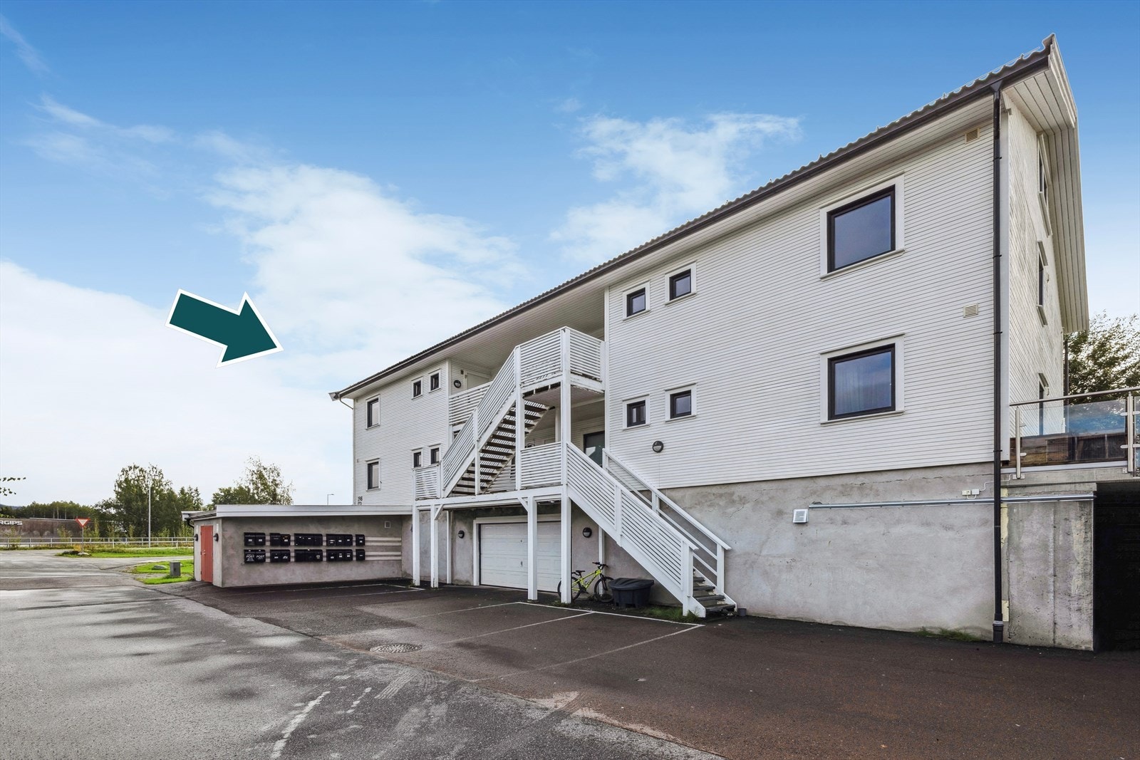 En tiltalende og moderne 3-roms selveierleilighet fra 2013. Leiligheten har en flott og barnevennlig beliggenhet. Her bor du med kort vei til Hokksund sentrum med barnehage, skoler, bredt servicetilbud, buss og tog. Galleribilde