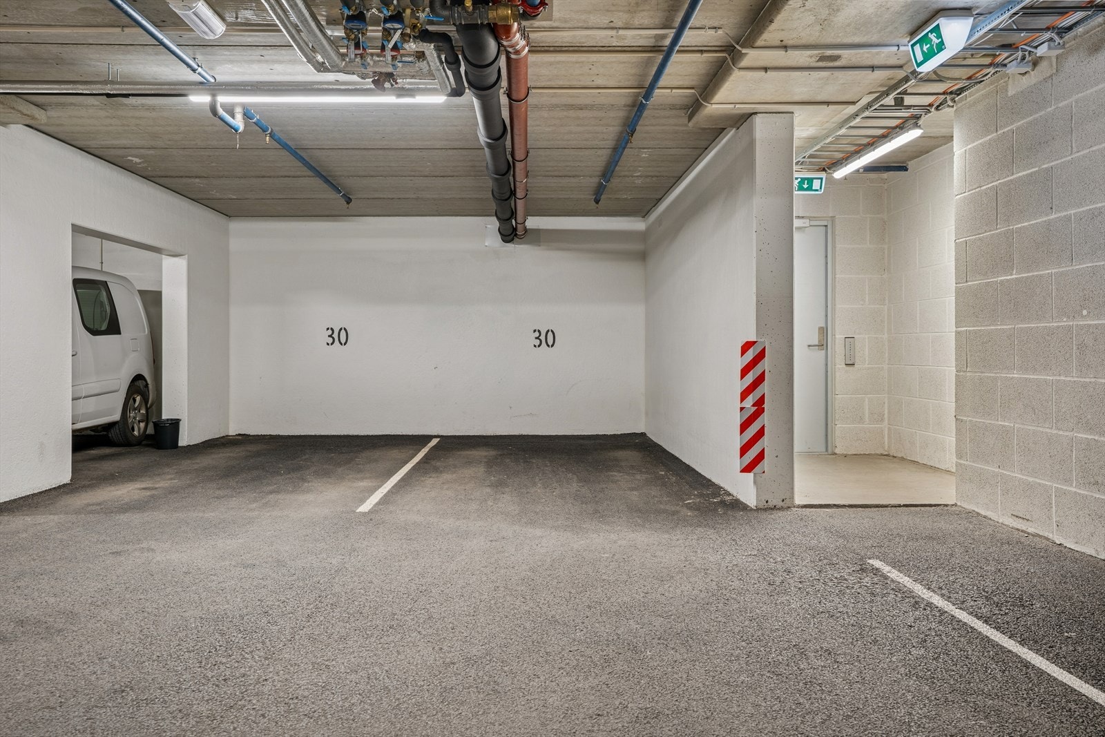 Leiligheten disponerer 2 stk parkeringsplasser og en bod beliggende i felles garasjeanlegg med heistilgang. Galleribilde