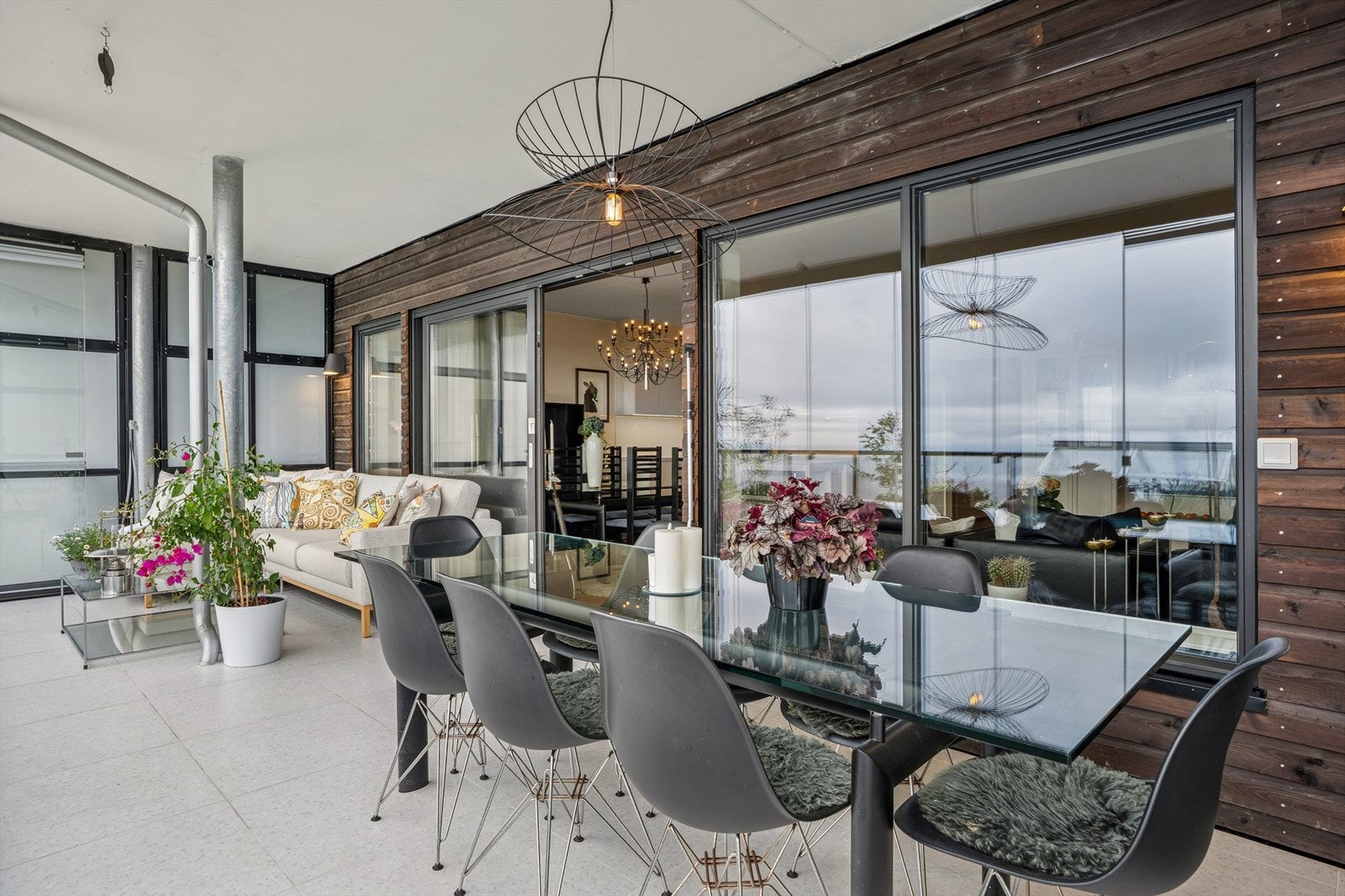 Fra stuen er det utgang til stor, delvis overbygd balkong. Galleribilde