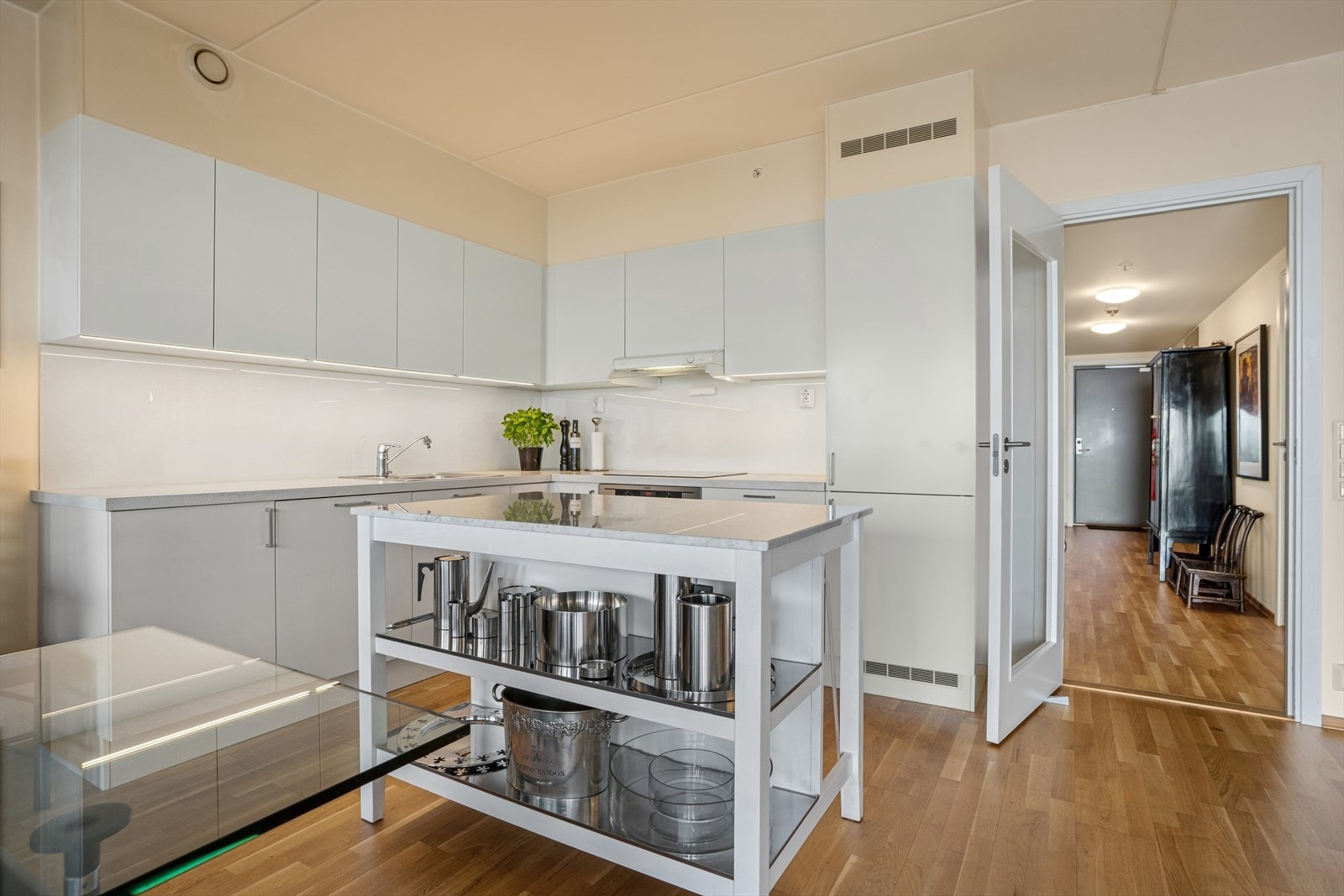 Kjøkkenet er innredet i en praktisk form og har godt med skap- og benkeplass. Galleribilde