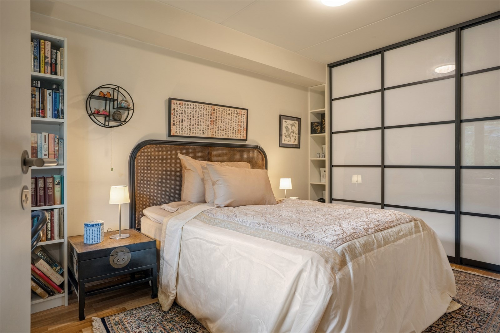 Hovedsoverommet har plass til dobbeltseng, tilhørende møblement og stort skyvedørsgarderobe med god oppbevaringsplass. Galleribilde