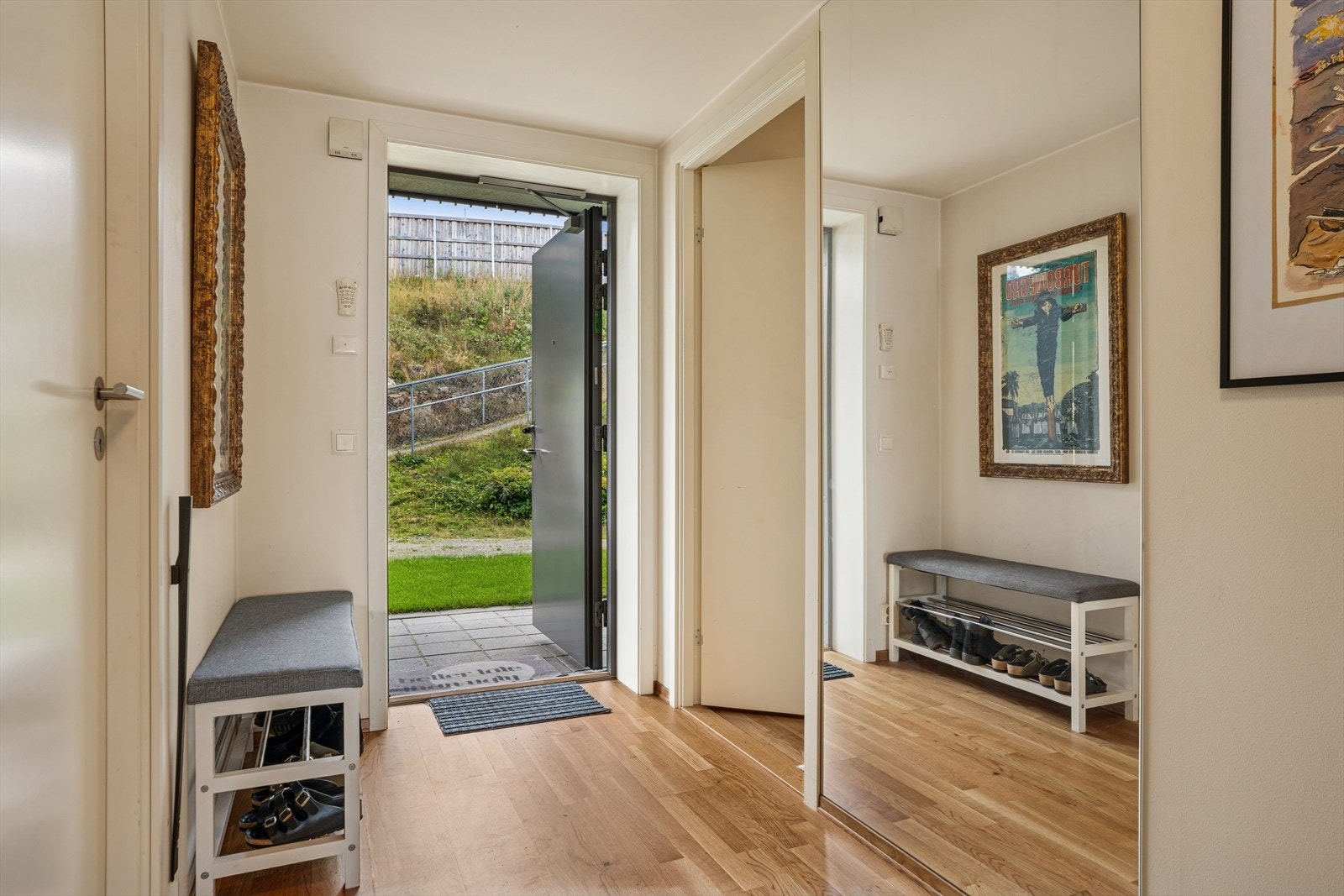 Her ønskes du velkommen inn i en entré med god plass til å oppbevare ytterklær og sko. Galleribilde
