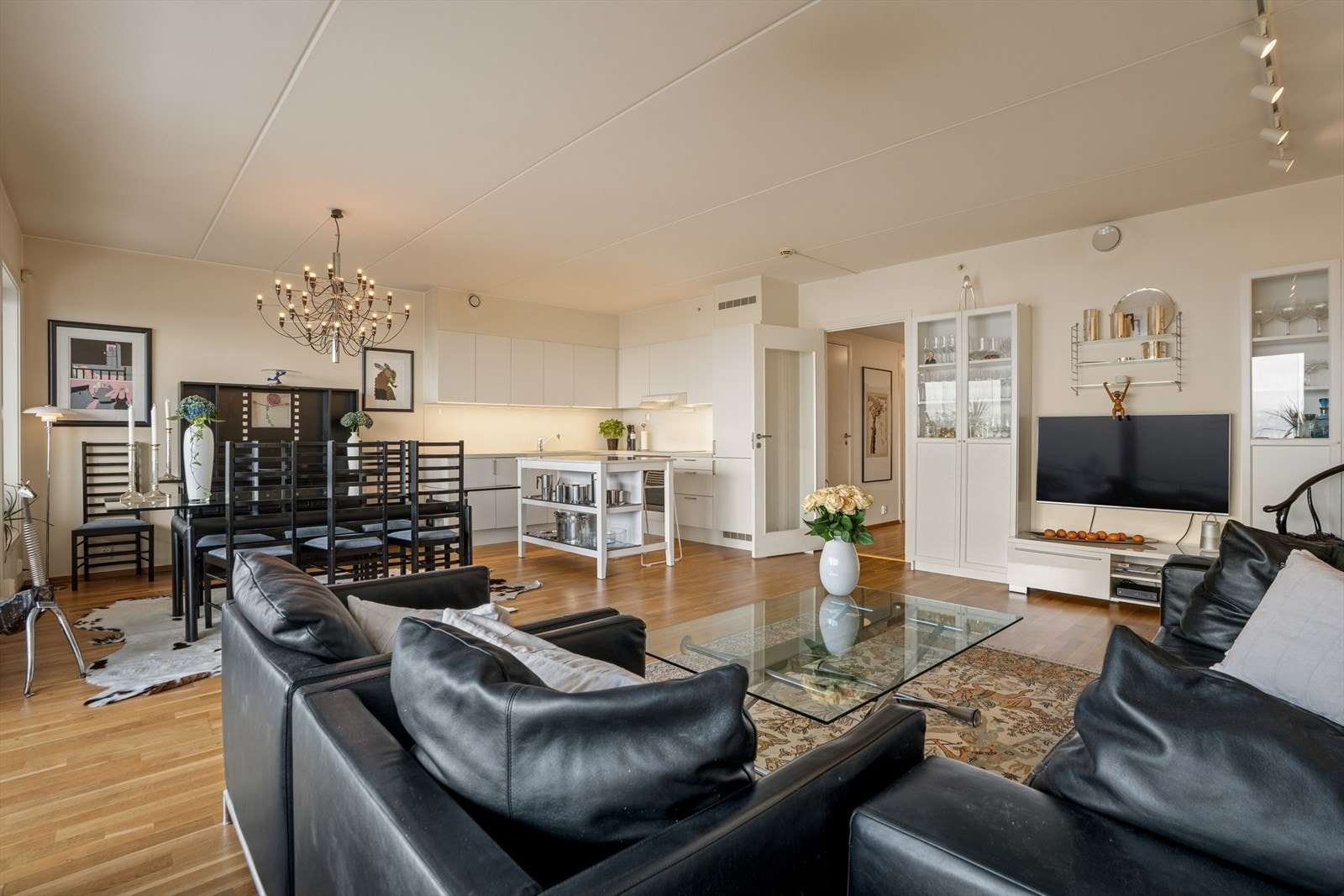 Det er åpen stue og kjøkkenløsning som gjør rommet mer sosialt. Galleribilde