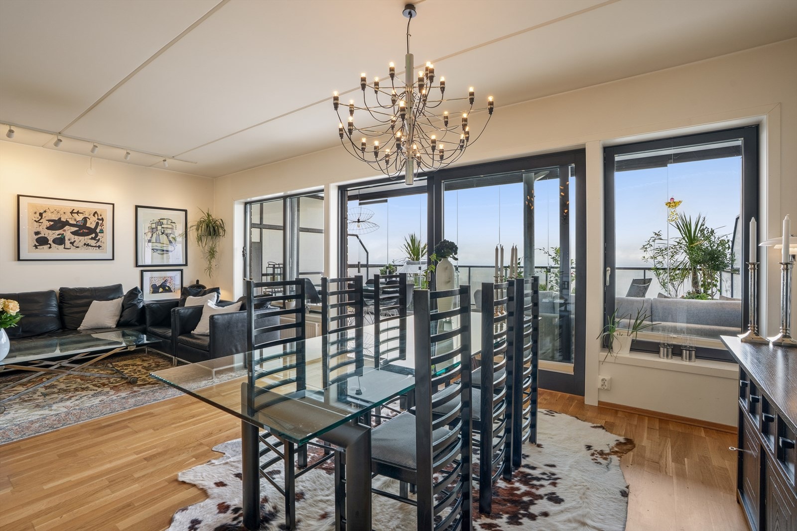 Stuen har plass til flere møbleringsmuligheter for å skape den stuen du selv ønsker. Galleribilde