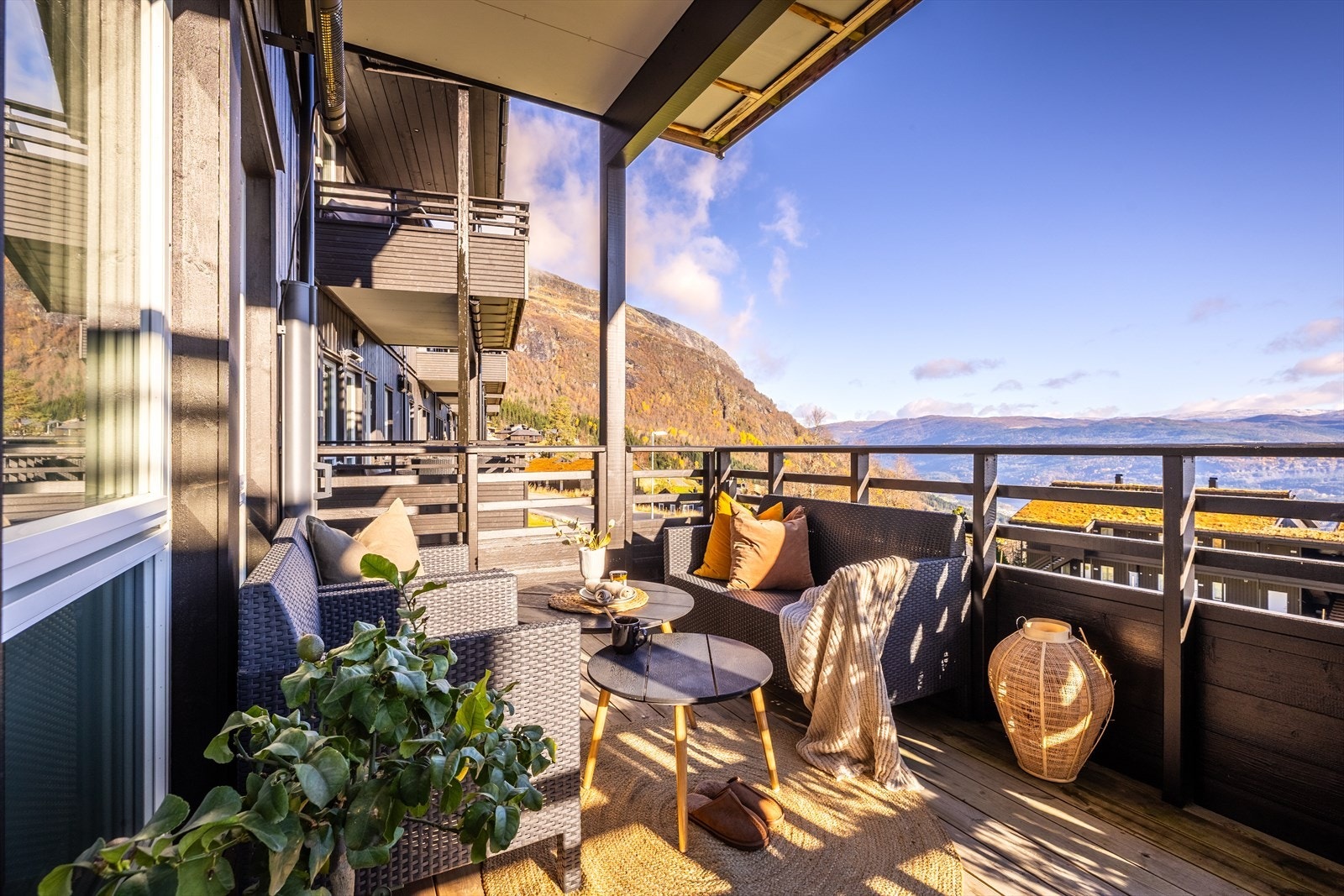 Balkong på 9 m² med solrik beliggenhet og flott utsikt mot fjellene. Galleribilde