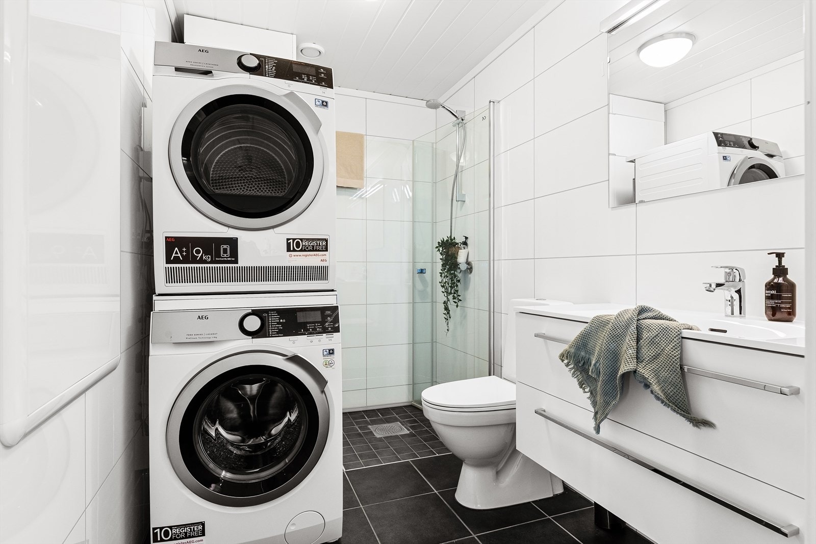 Hovedbad med opplegg for vaskemaskin og tørketrommel. Galleribilde