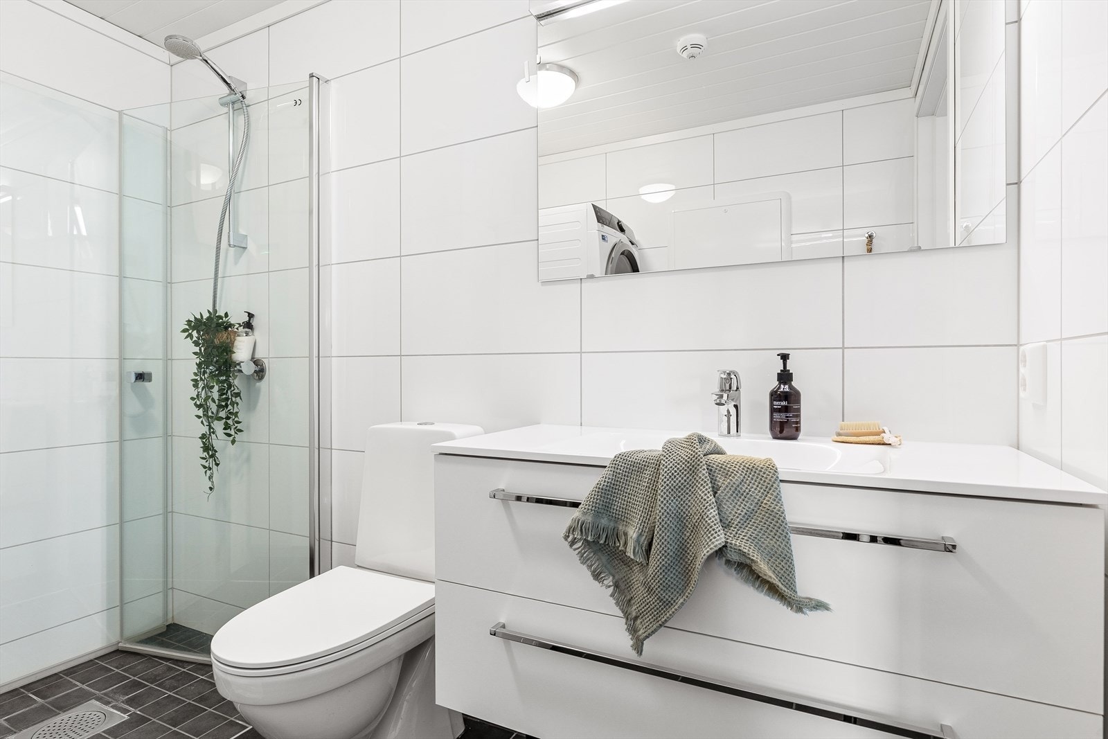 Flislagte overflater i lyse fargetoner og vannbåren gulvvarme gir et behagelig rom. Galleribilde