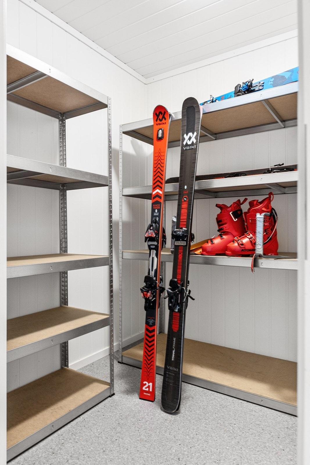 Praktisk bod i underetasjen på 4,3 m² gir god lagringsplass til skiutstyret. Galleribilde