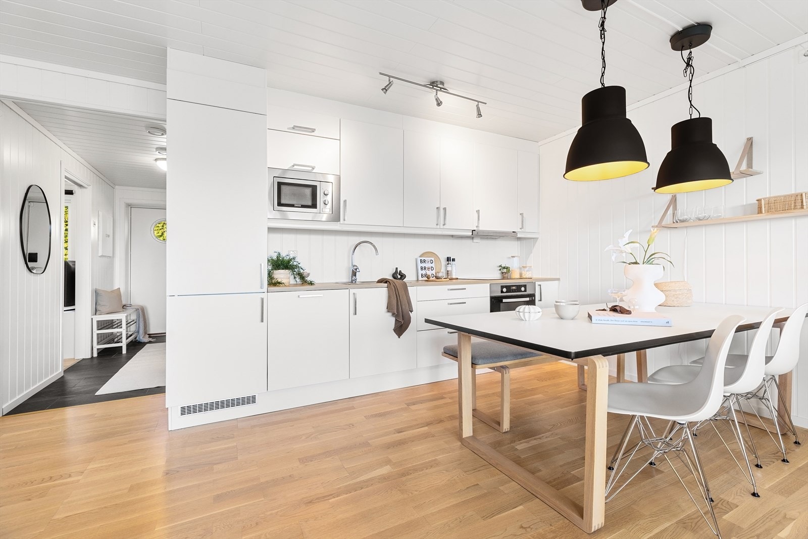 Moderne kjøkken i lyse farger med integrerte hvitevarer. Galleribilde