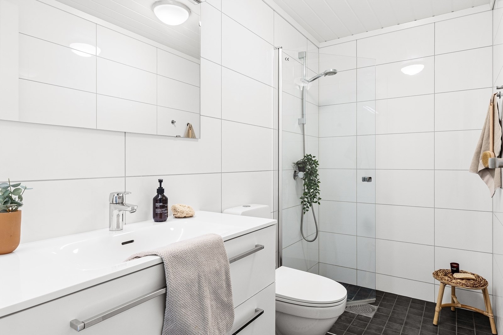 Lyst bad med dusjhjørne i glass og moderne innredning. Galleribilde