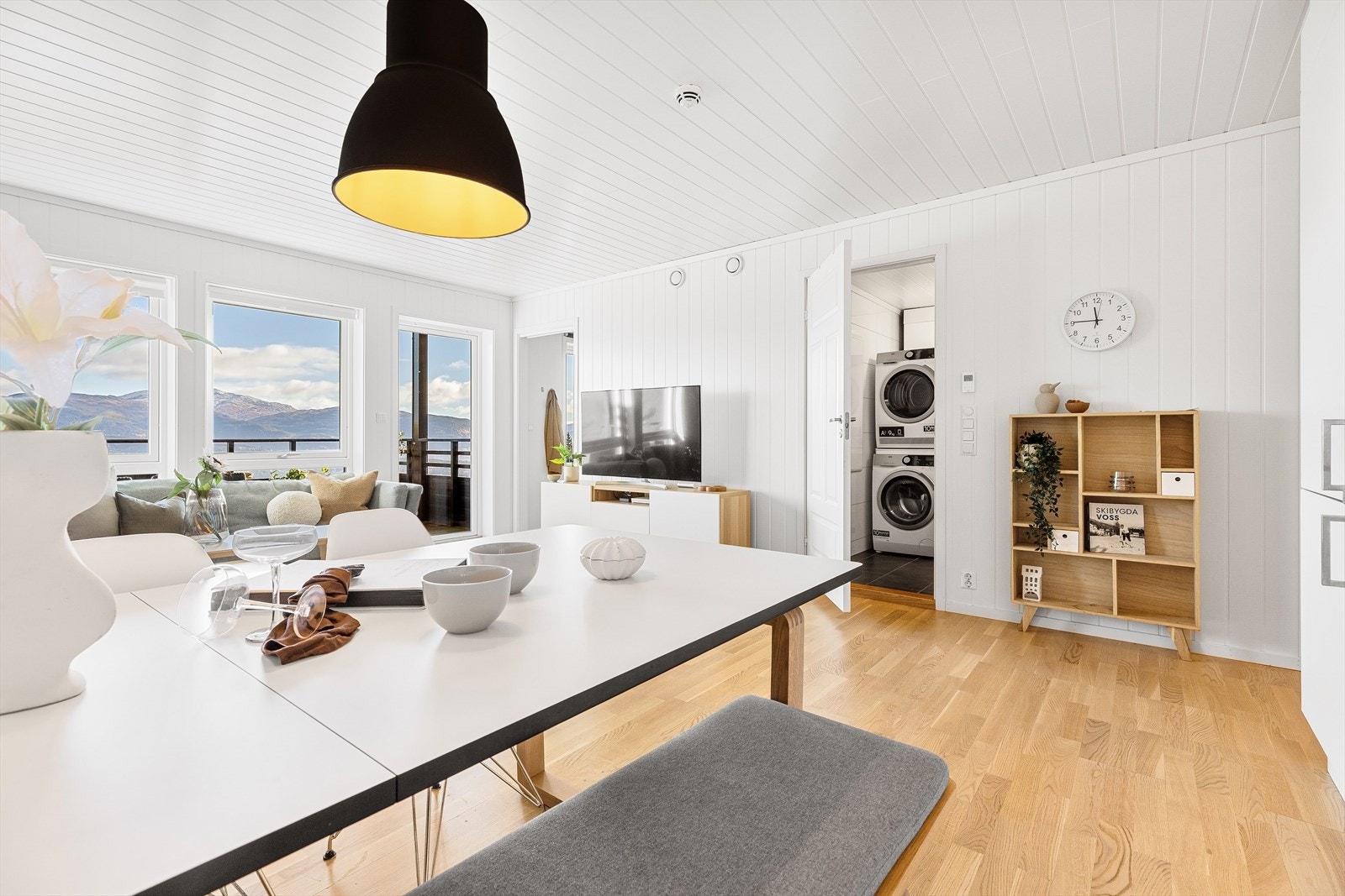 Store vinduer slipper inn mye naturlig lys, stuen oppleves åpen og romslig. Galleribilde