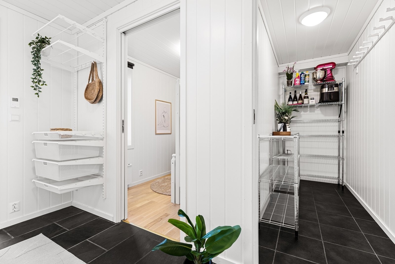 Romslig gang med egen bod og god oppbevaringsplass. Galleribilde