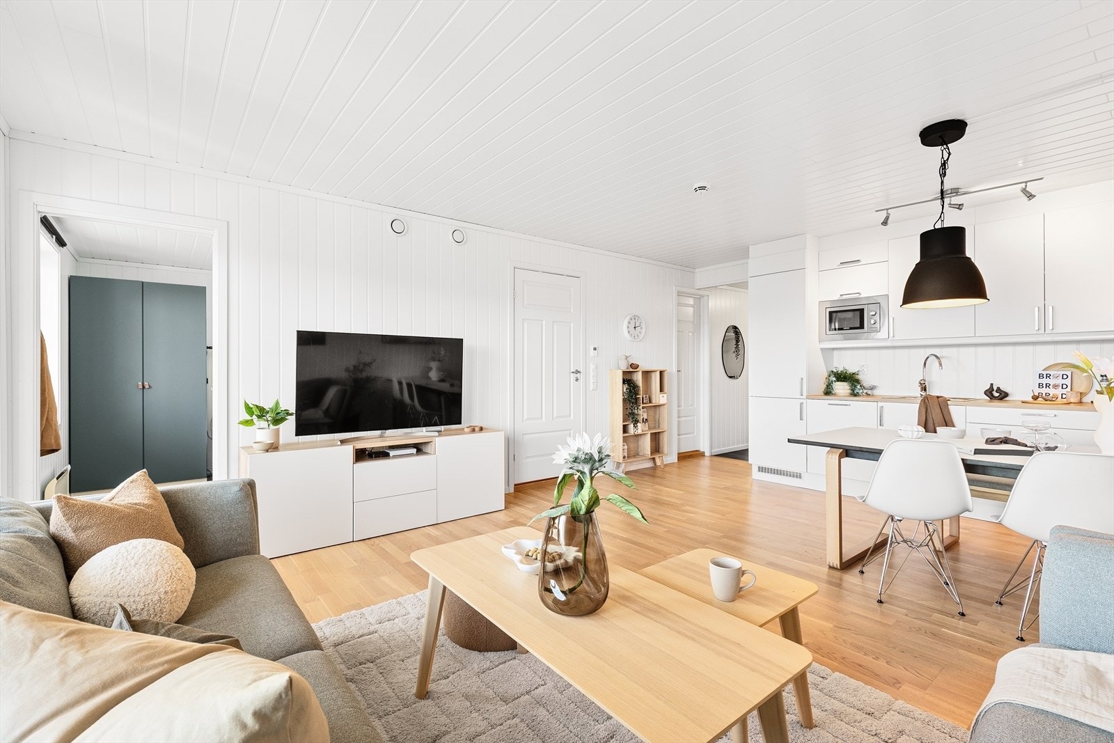 I stuen er det plass til både spisegruppe og sofagruppe. Galleribilde