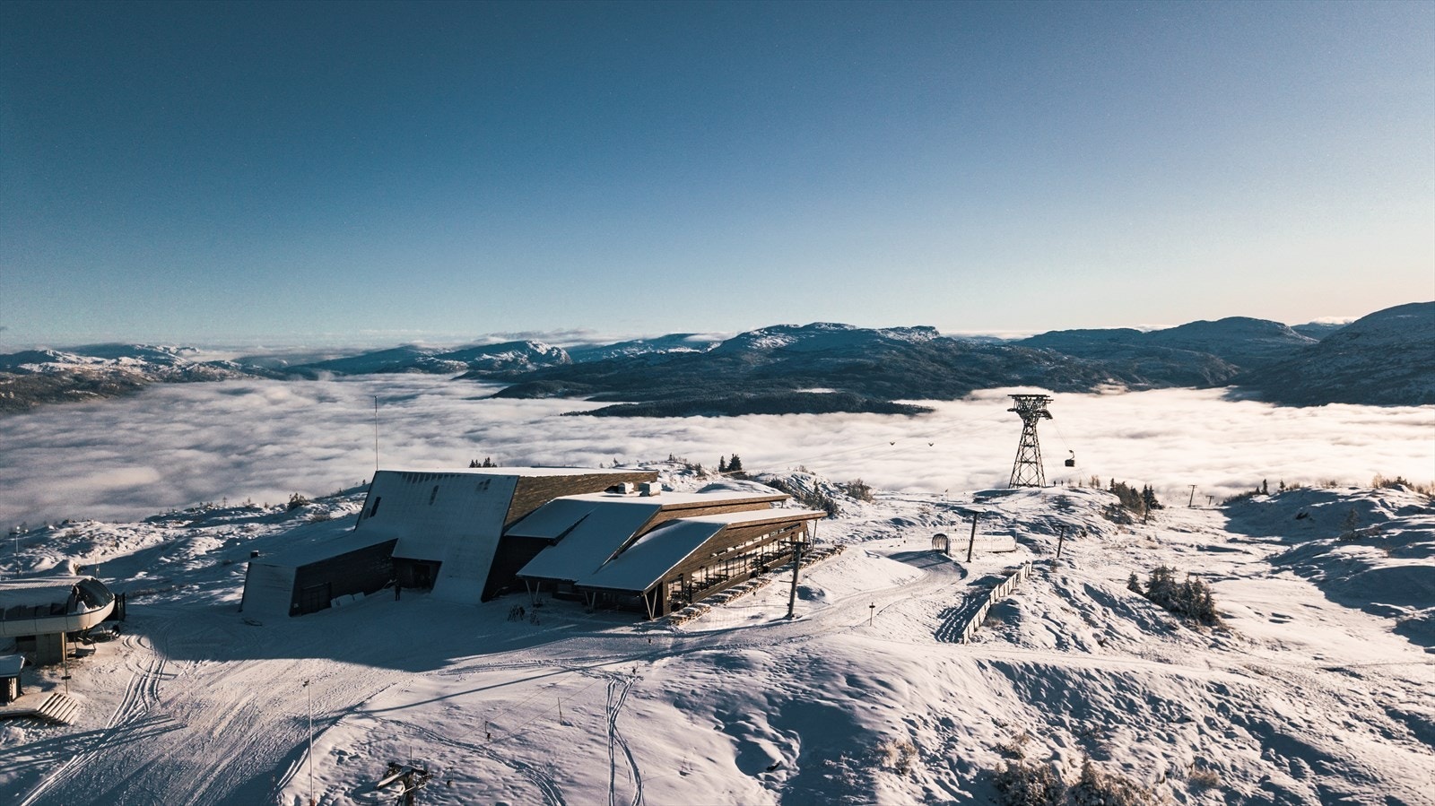Hangurstoppen Restaurant - mat av lokale råvarer, panoramautsikt og livlig afterski. Galleribilde