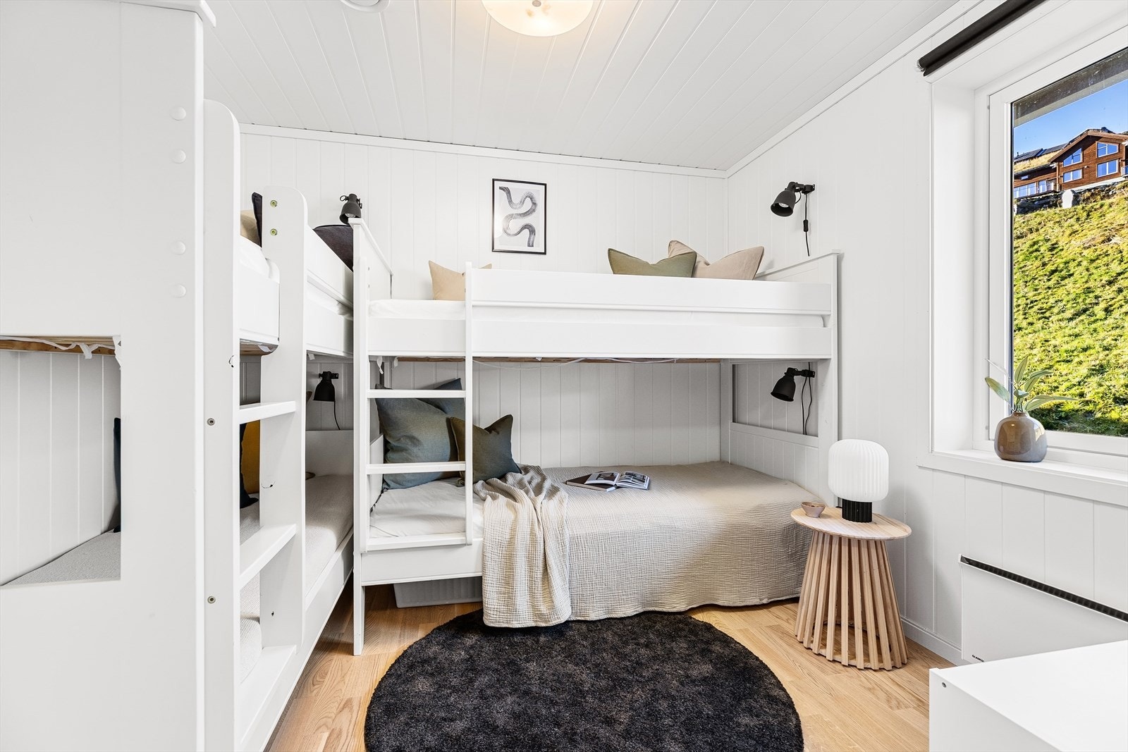 Soverom 2, her er det rikelig med sengeplass til barn eller gjester. Galleribilde