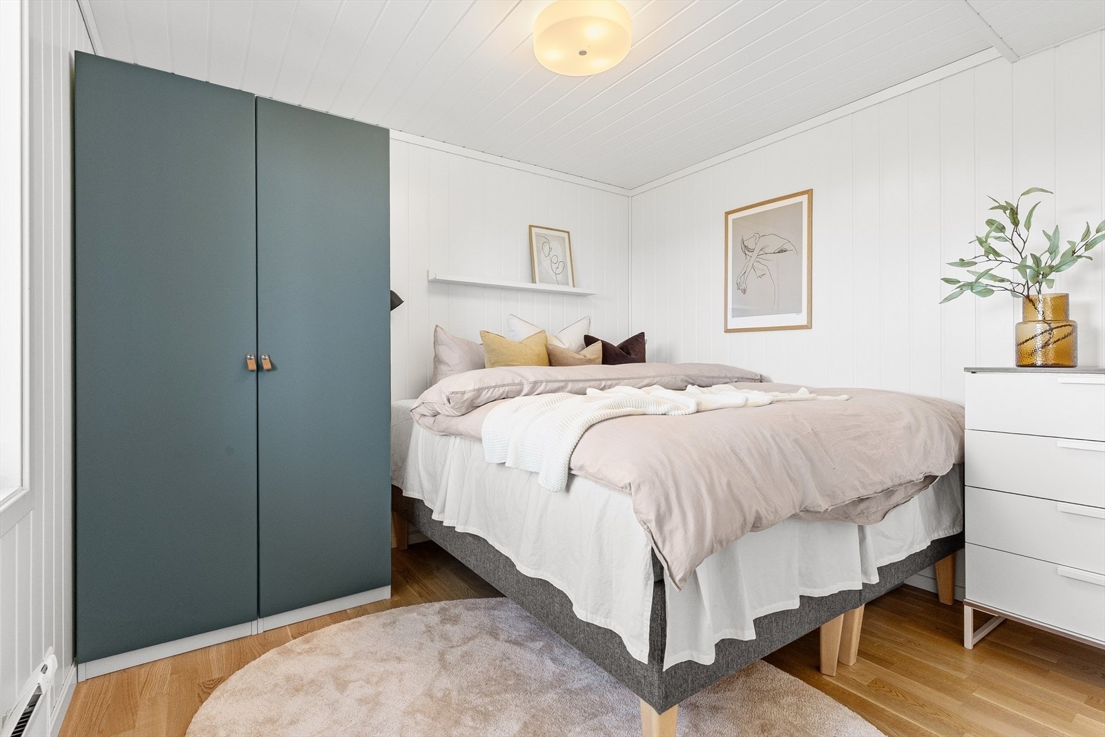 Romslig hovedsoverom med garderobeskap og en flott utsikt. Galleribilde