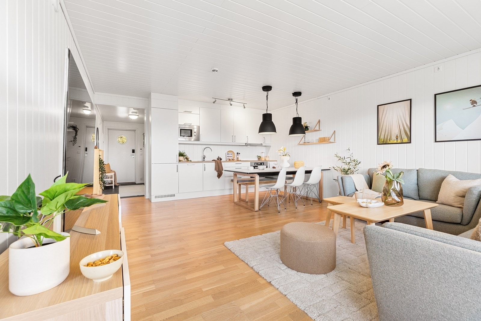 Åpen stue/kjøkken løsning. God takhøyde og store vindusflater gir rommet en luftig følelse. Galleribilde