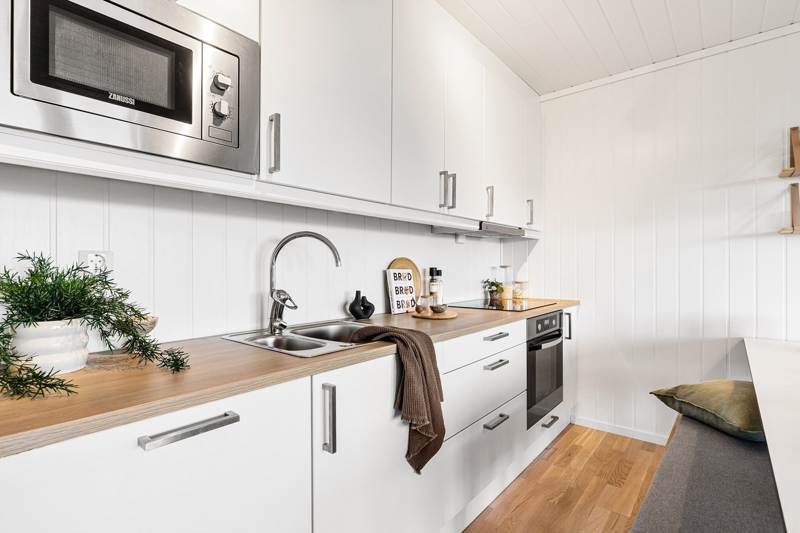 Hvite glatte fronter gir et rent uttrykk som står i stil med resten av leiligheten. Galleribilde