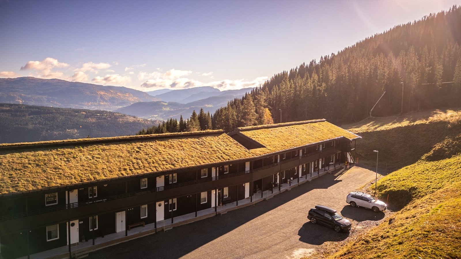 Biloppstillingsplass rett utenfor gatedøren. Galleribilde